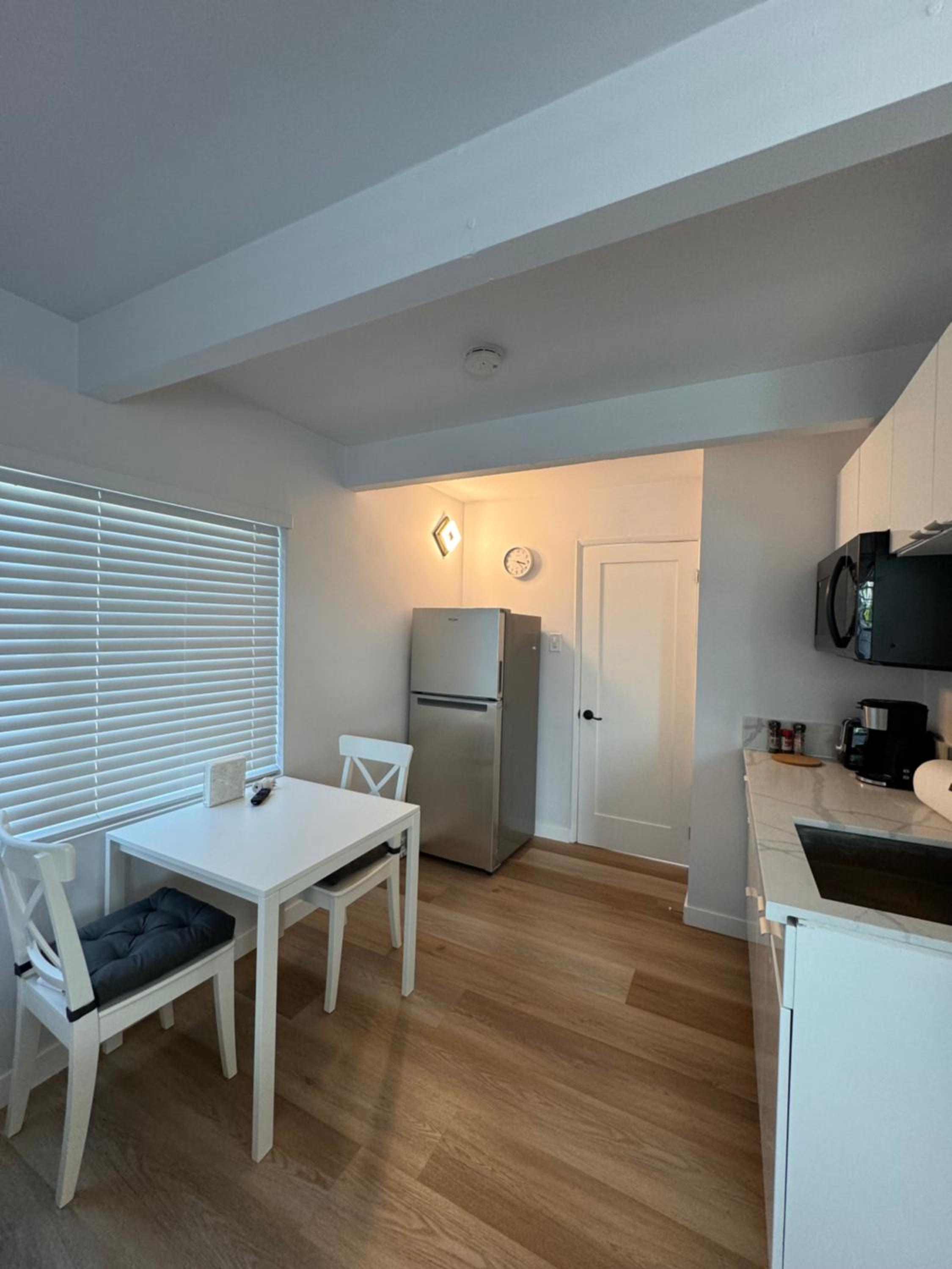 Modern Studio Stylish &Cozy Back Unit