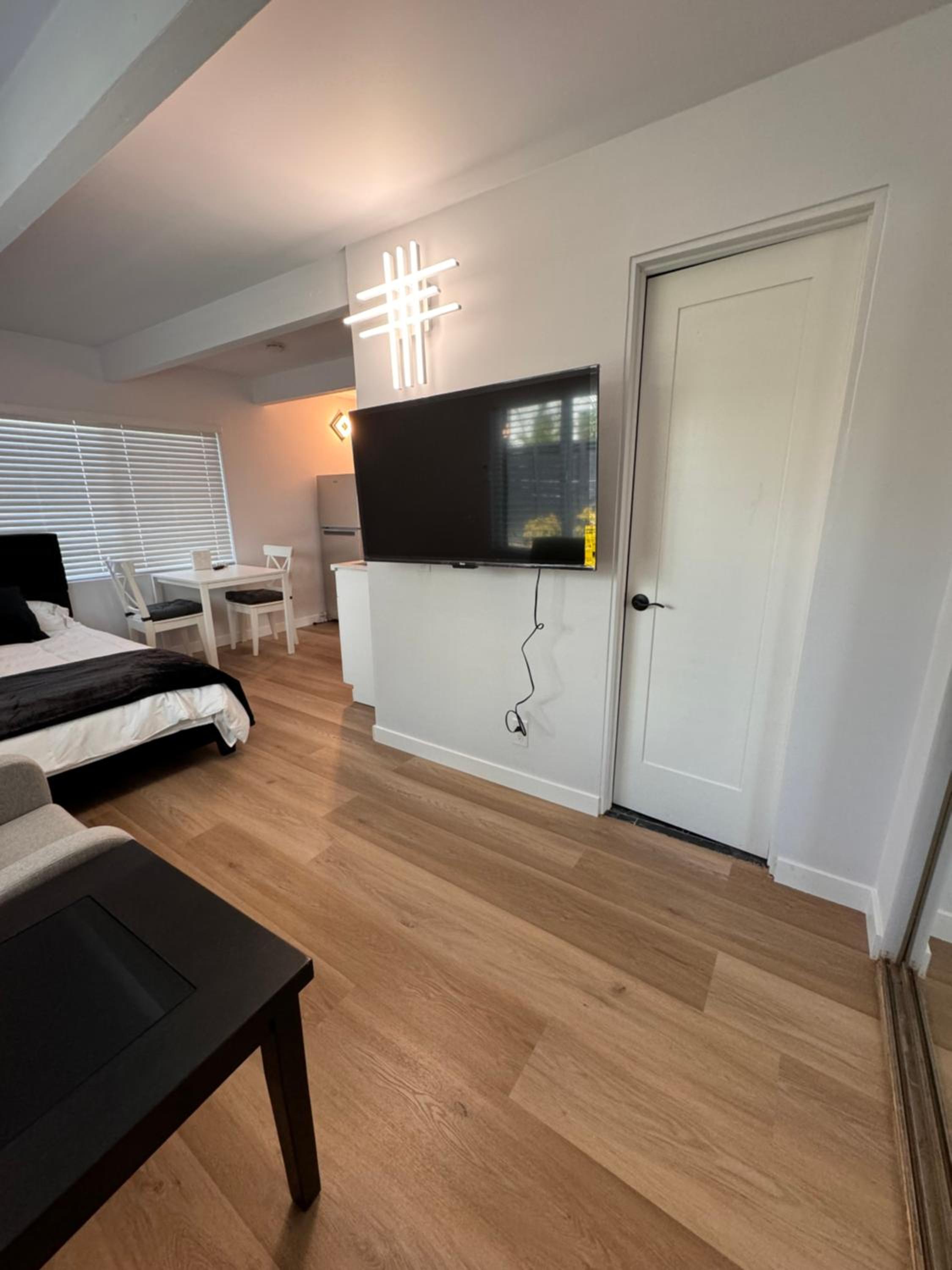 Modern Studio Stylish &Cozy Back Unit