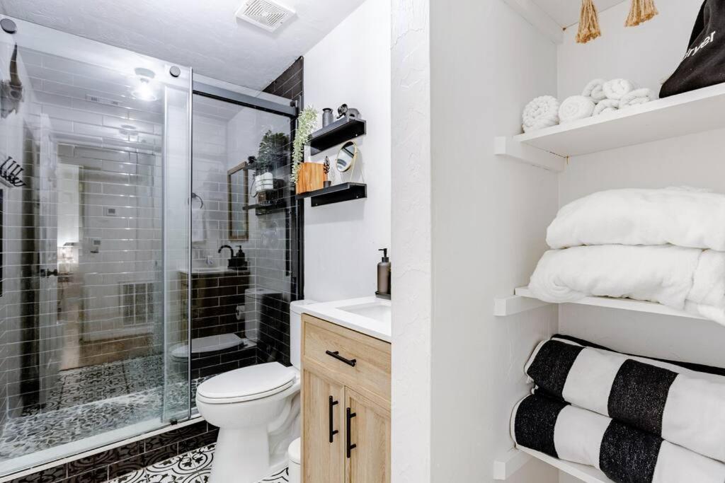 Onyx Oasis - Devils Den - Huge Yard & Pet Friendly - Sleeps 5 view 3