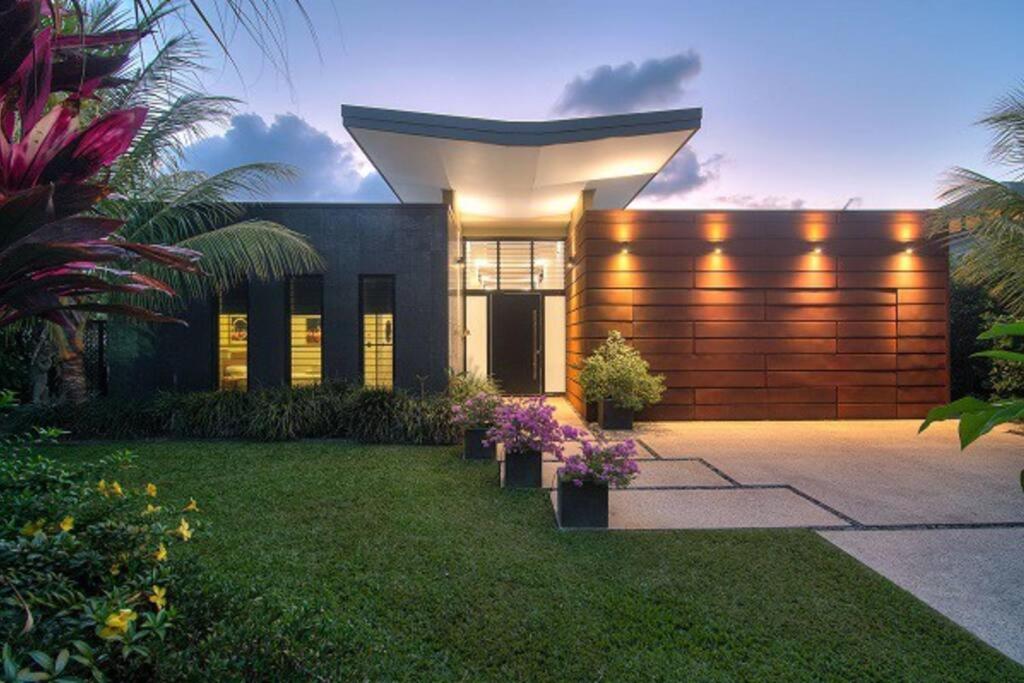 Tranquility by the Lake - Luxury Home Port Douglas