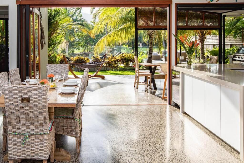 Tranquility by the Lake - Luxury Home Port Douglas