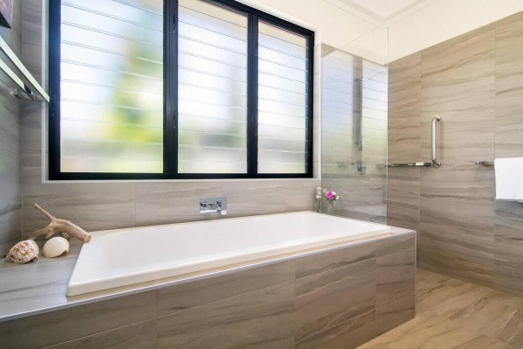 Tranquility by the Lake - Luxury Home Port Douglas
