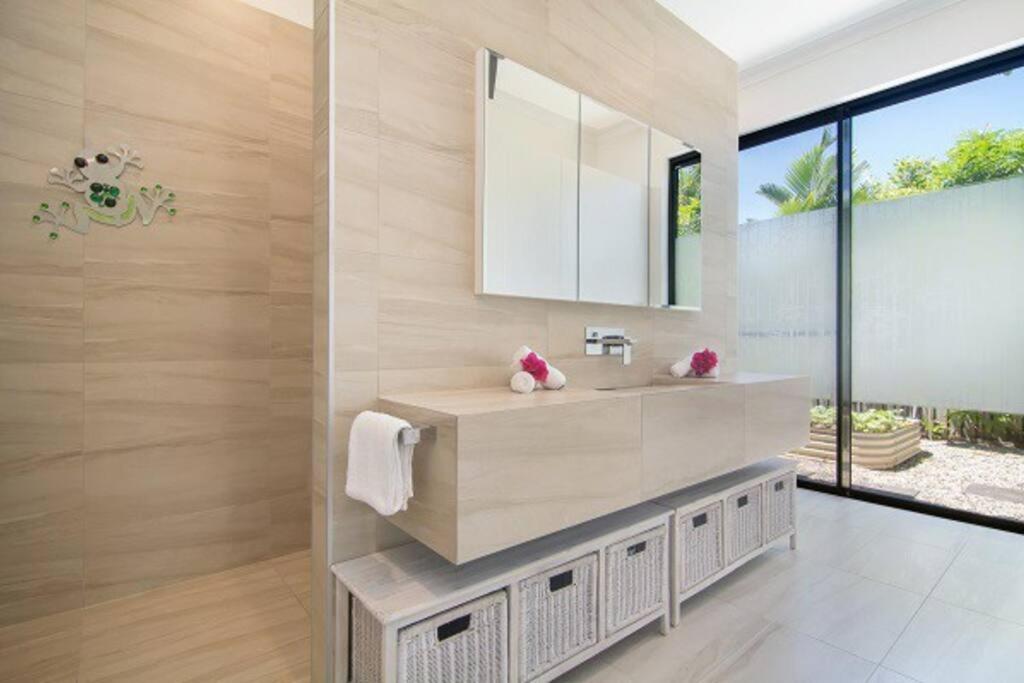 Tranquility by the Lake - Luxury Home Port Douglas