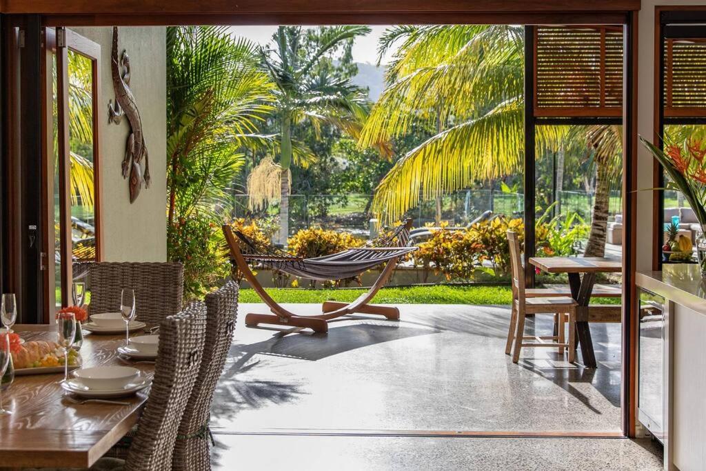 Tranquility by the Lake - Luxury Home Port Douglas