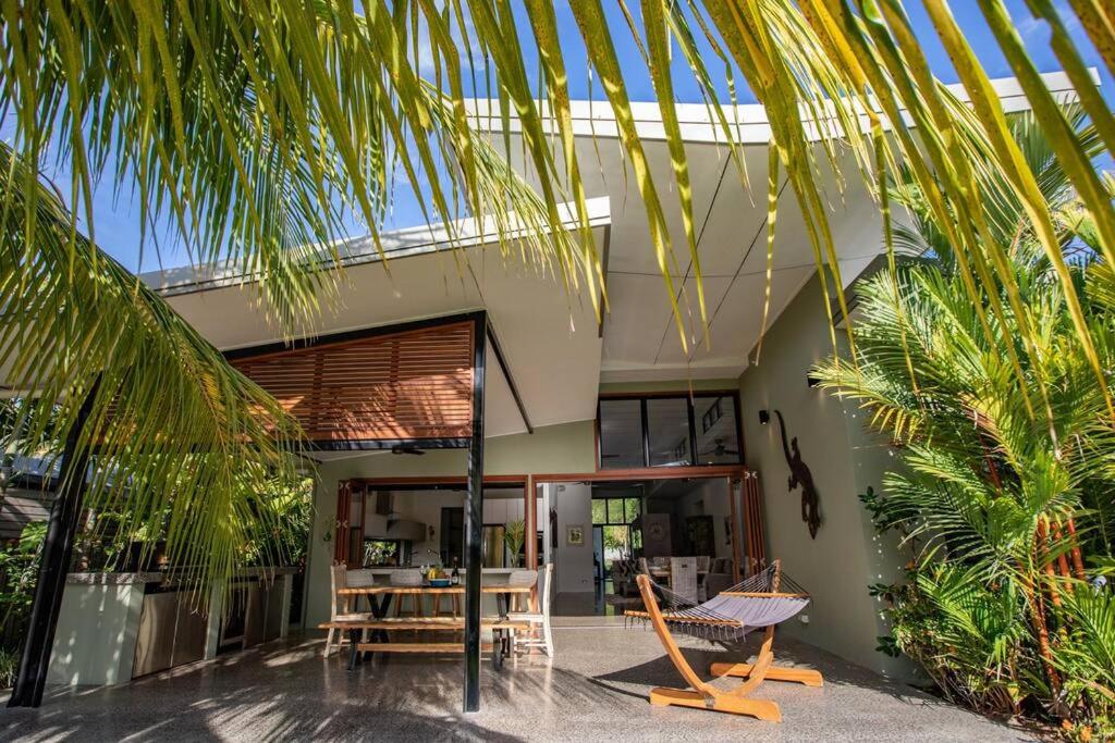 Tranquility by the Lake - Luxury Home Port Douglas