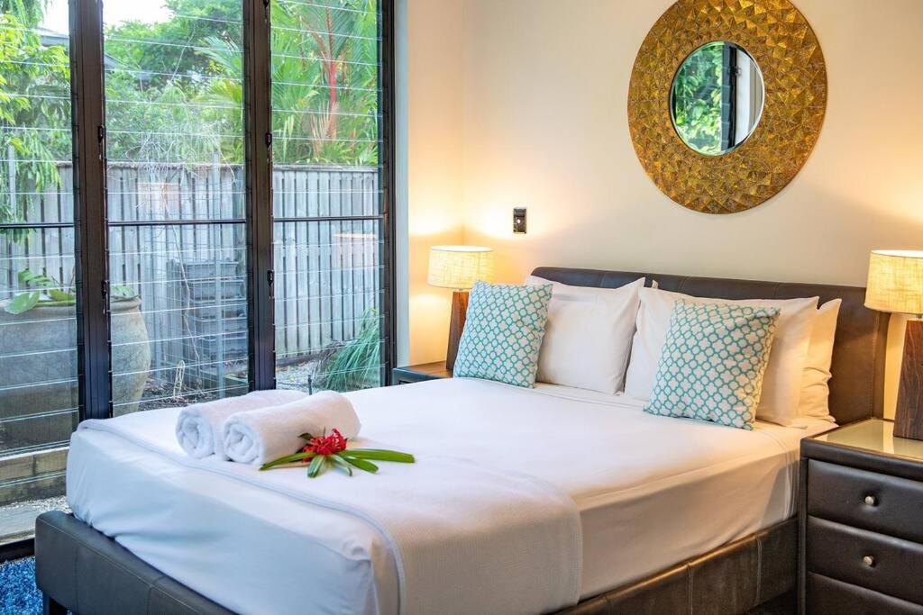 Tranquility by the Lake - Luxury Home Port Douglas