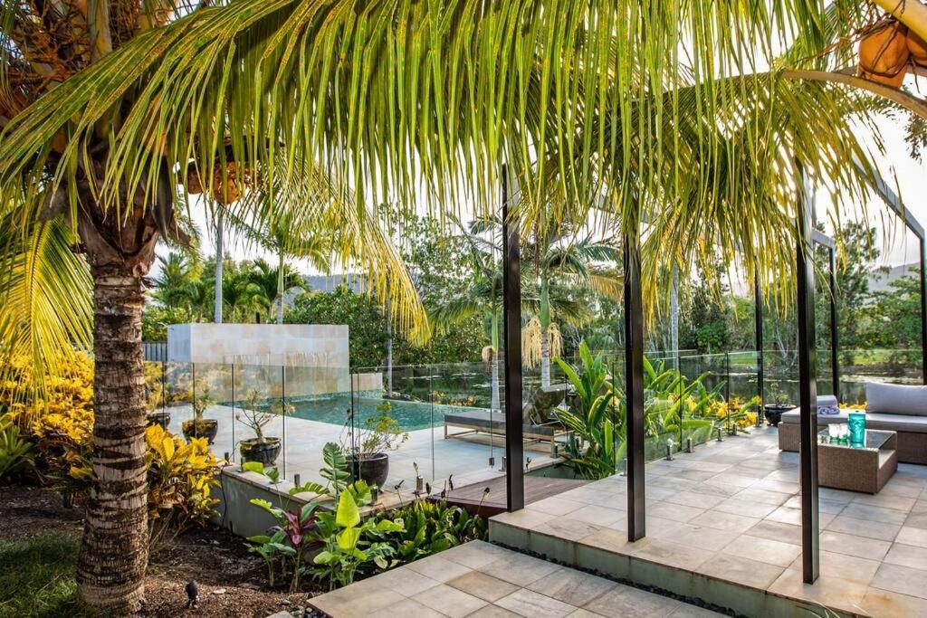 Tranquility by the Lake - Luxury Home Port Douglas