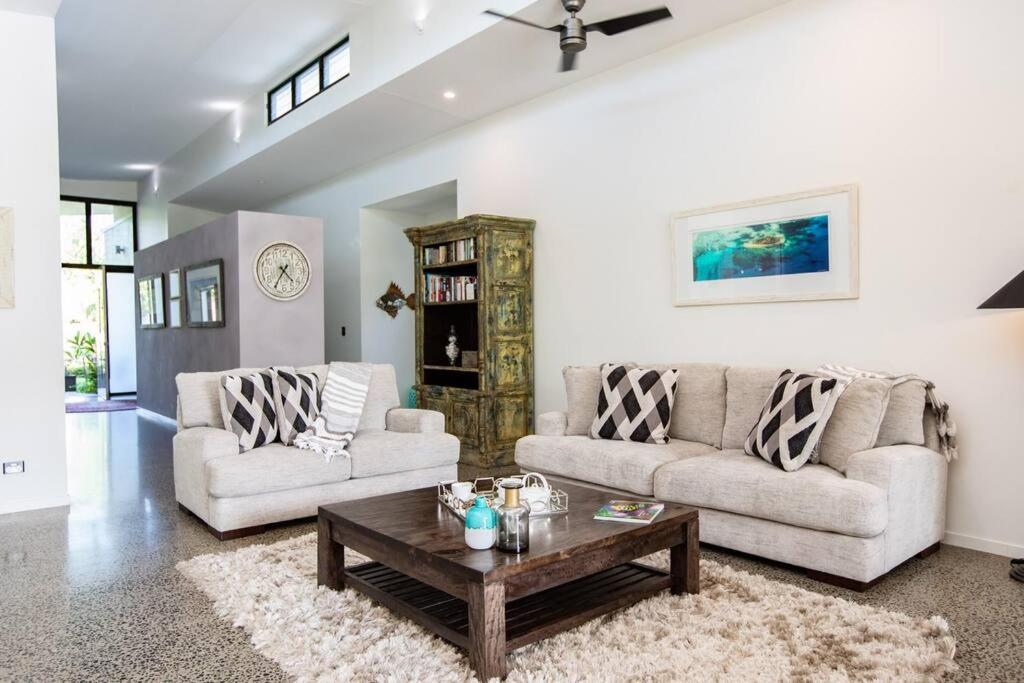 Tranquility by the Lake - Luxury Home Port Douglas