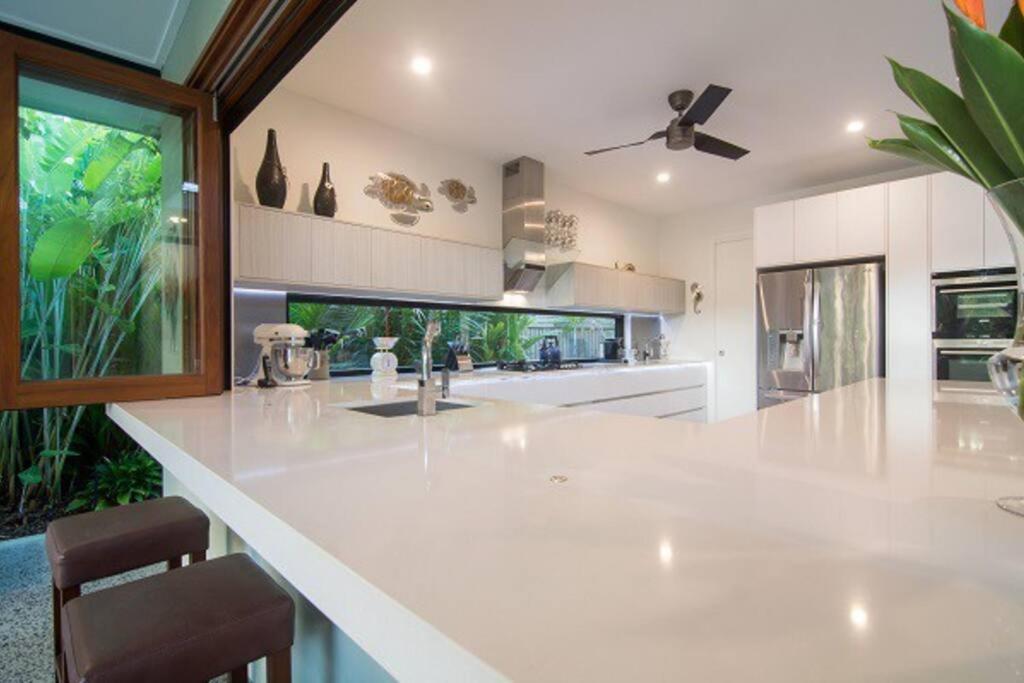 Tranquility by the Lake - Luxury Home Port Douglas
