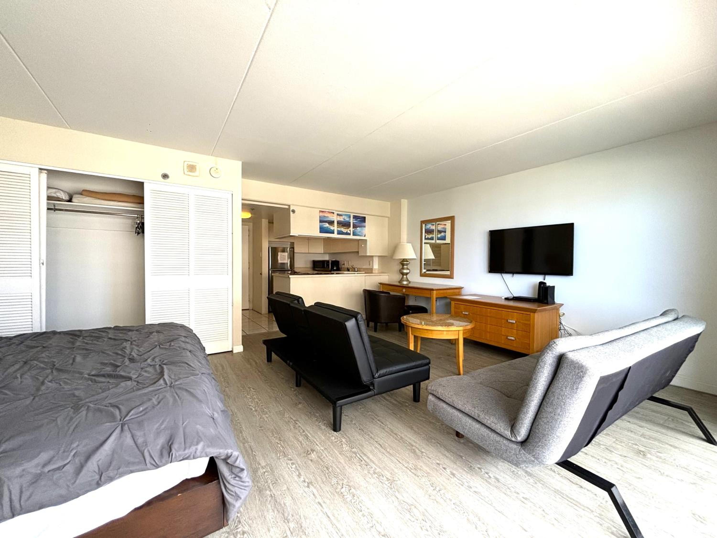 Ilikai Apt 1042 Lagoon Ocean Fireworks Vws STU 1BA view 3