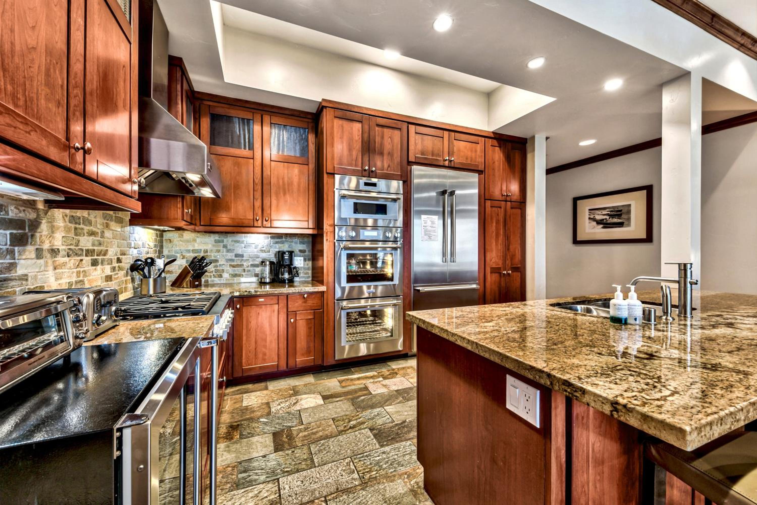 Lake Tahoe Vacations - Sierra Shores Five - Lakefront Comfort - Property Image 32