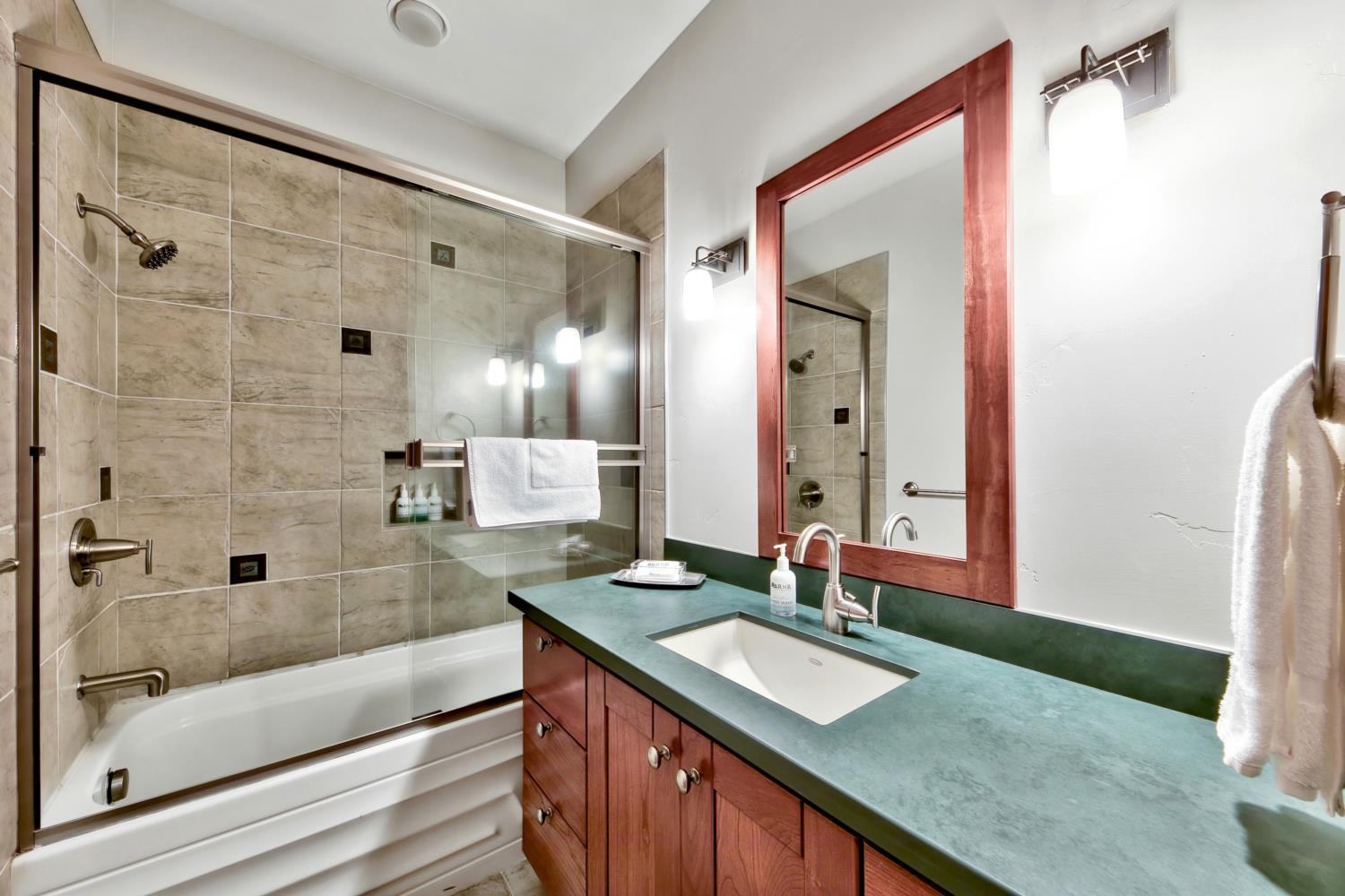 Lake Tahoe Vacations - Sierra Shores Five - Lakefront Comfort - Property Image 37
