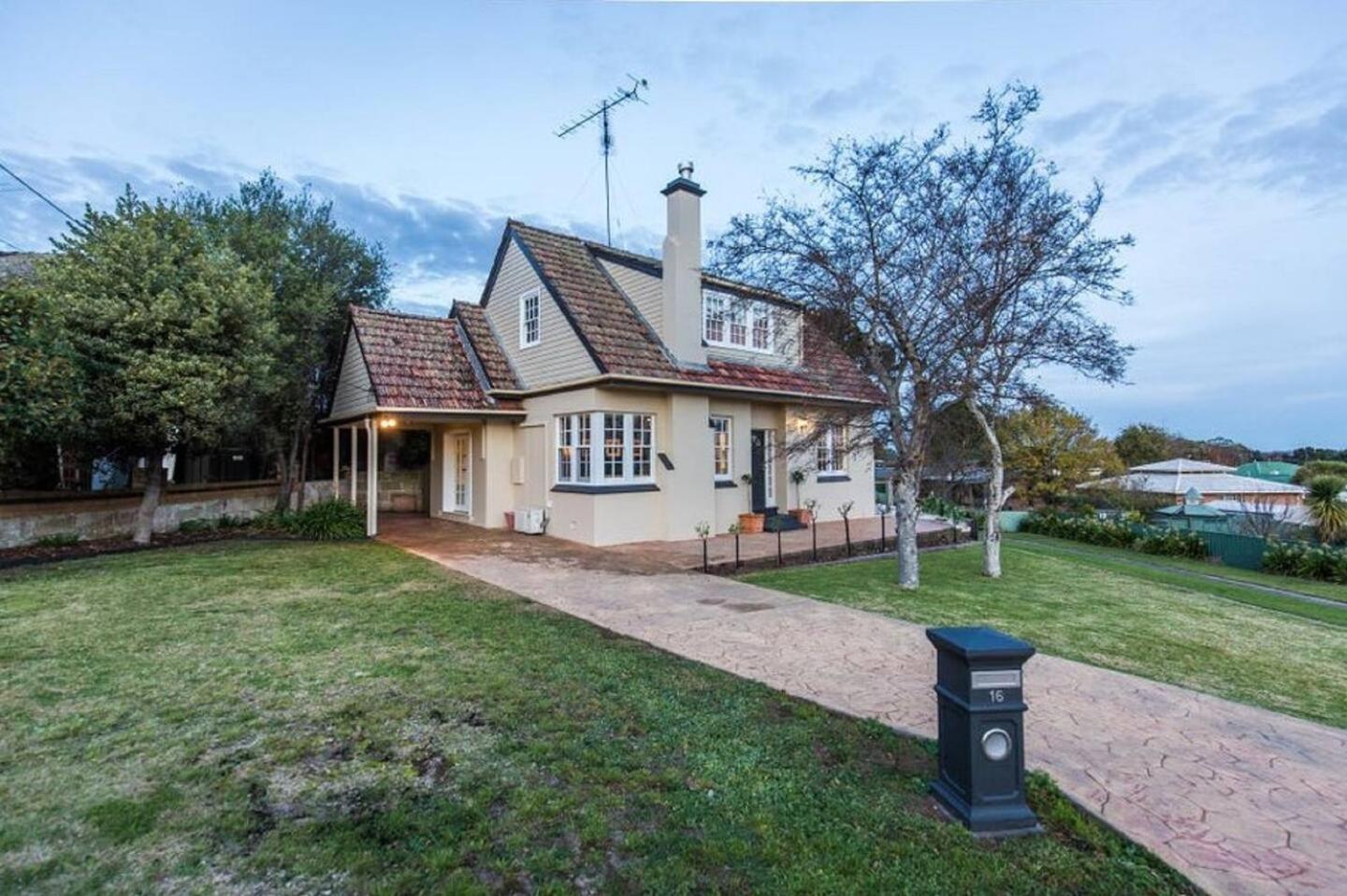 Byrne House - 3BR Rustic Luxe - Wi-Fi