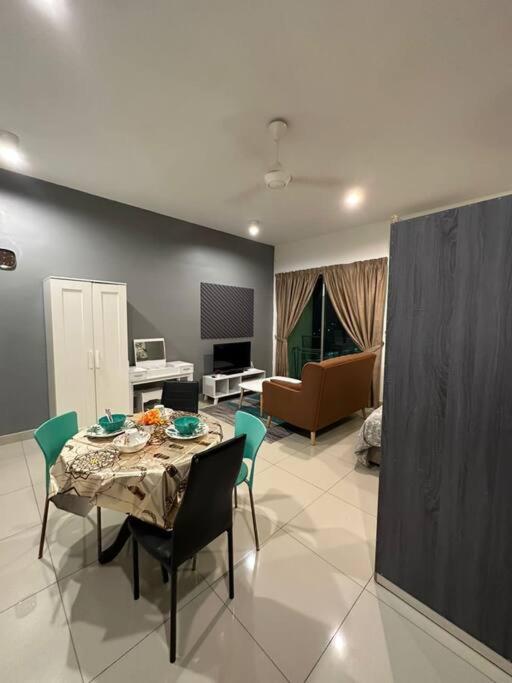 cozy cybersqaure with wifi free parkin & netflix109 photo 1