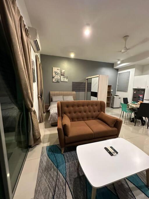cozy cybersqaure with wifi free parkin & netflix109 photo 6