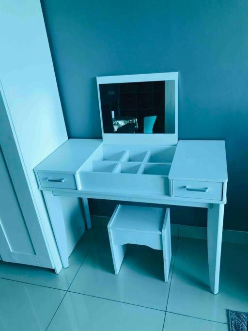 cozy cybersqaure with wifi free parkin & netflix109 photo 7