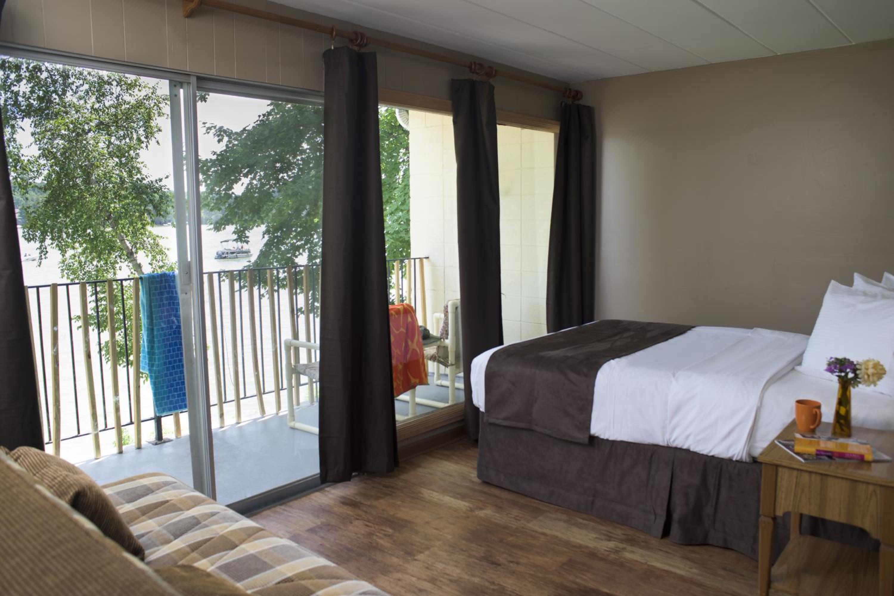 Delton Oaks Resort Motel
