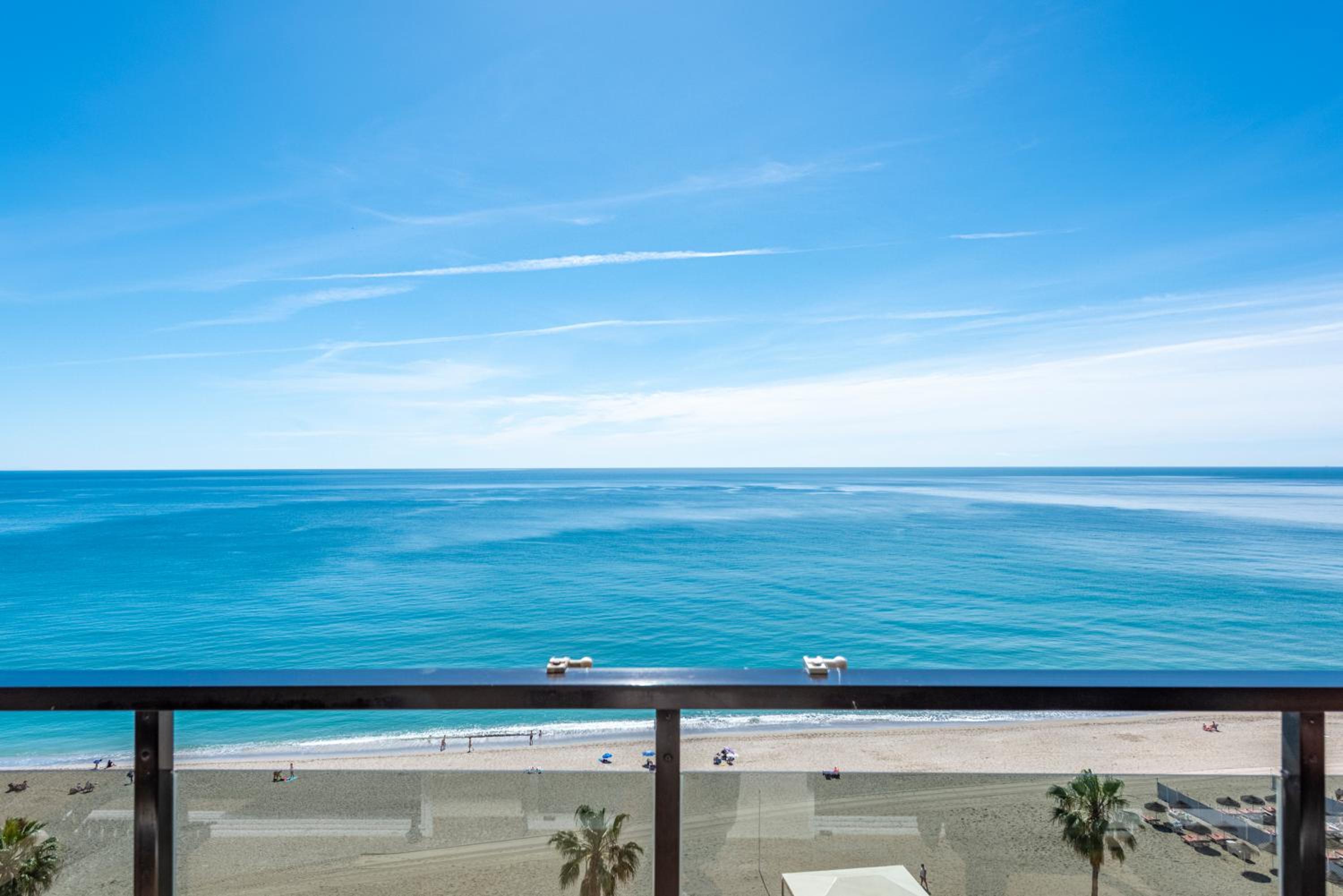 BEACHFRONT -- NEW LUXURY Apartment -- 1ª Linea Playa -- Fuengirola CITY CENTER -- Private PARKING -- Panoramic Sea Views -- photo 2