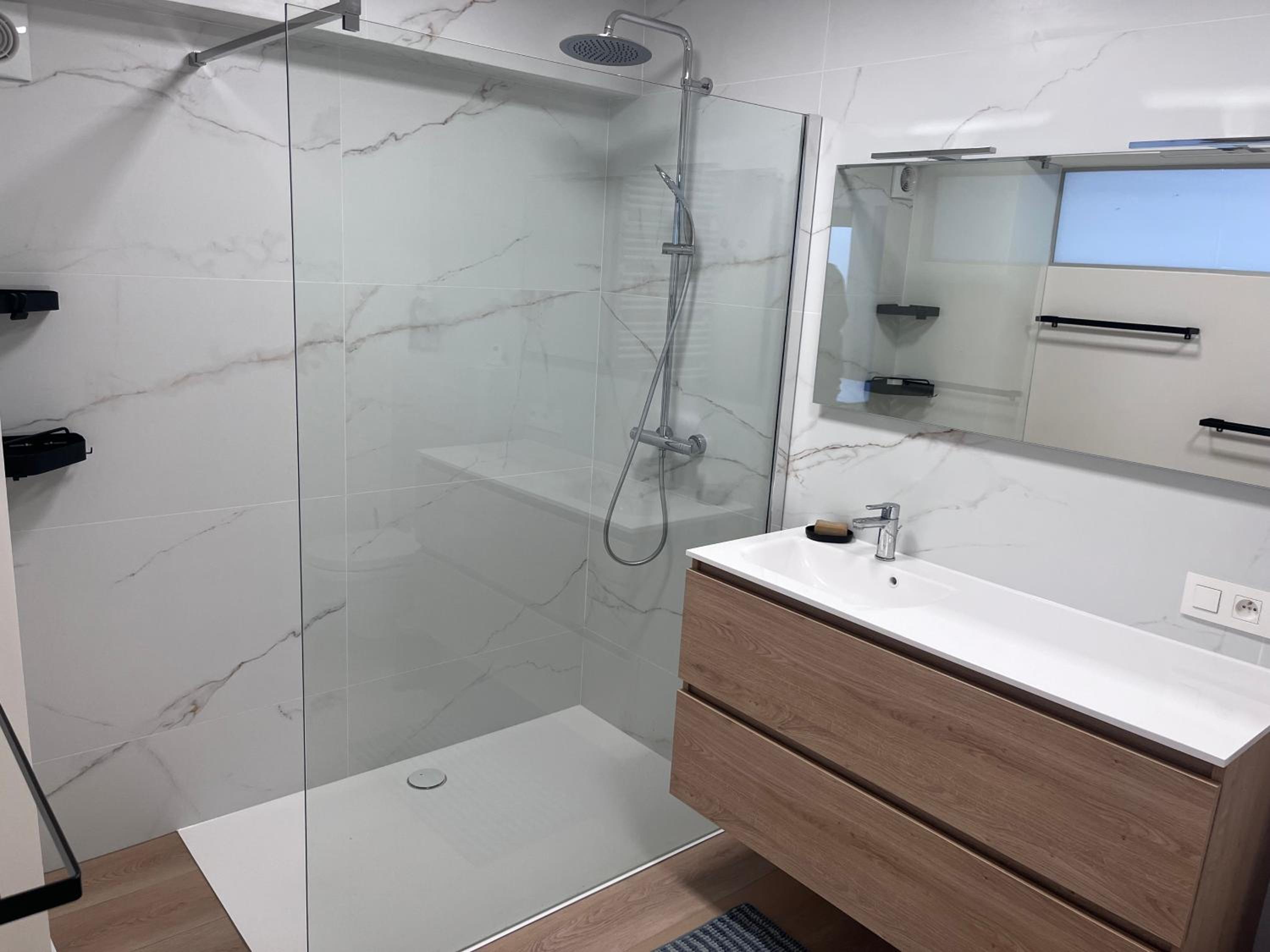 New bright 180m2 appartement,100m from the beach