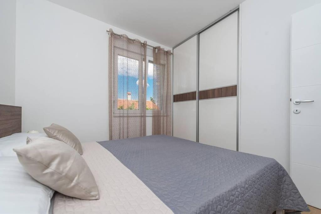 Villa Star 3. centrally located ap. with a pool view 3