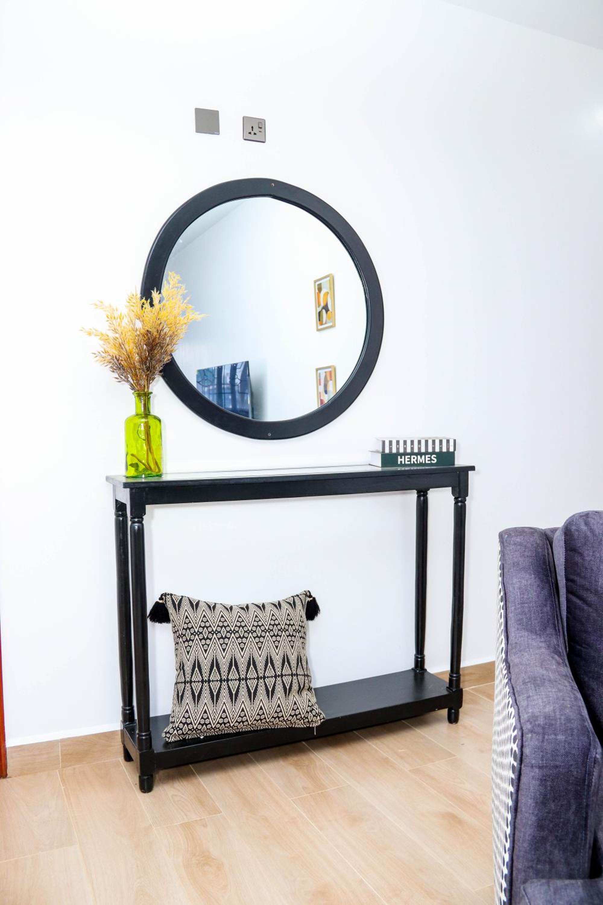 Cozy luxury 2 bedroom apartment-central location view 2