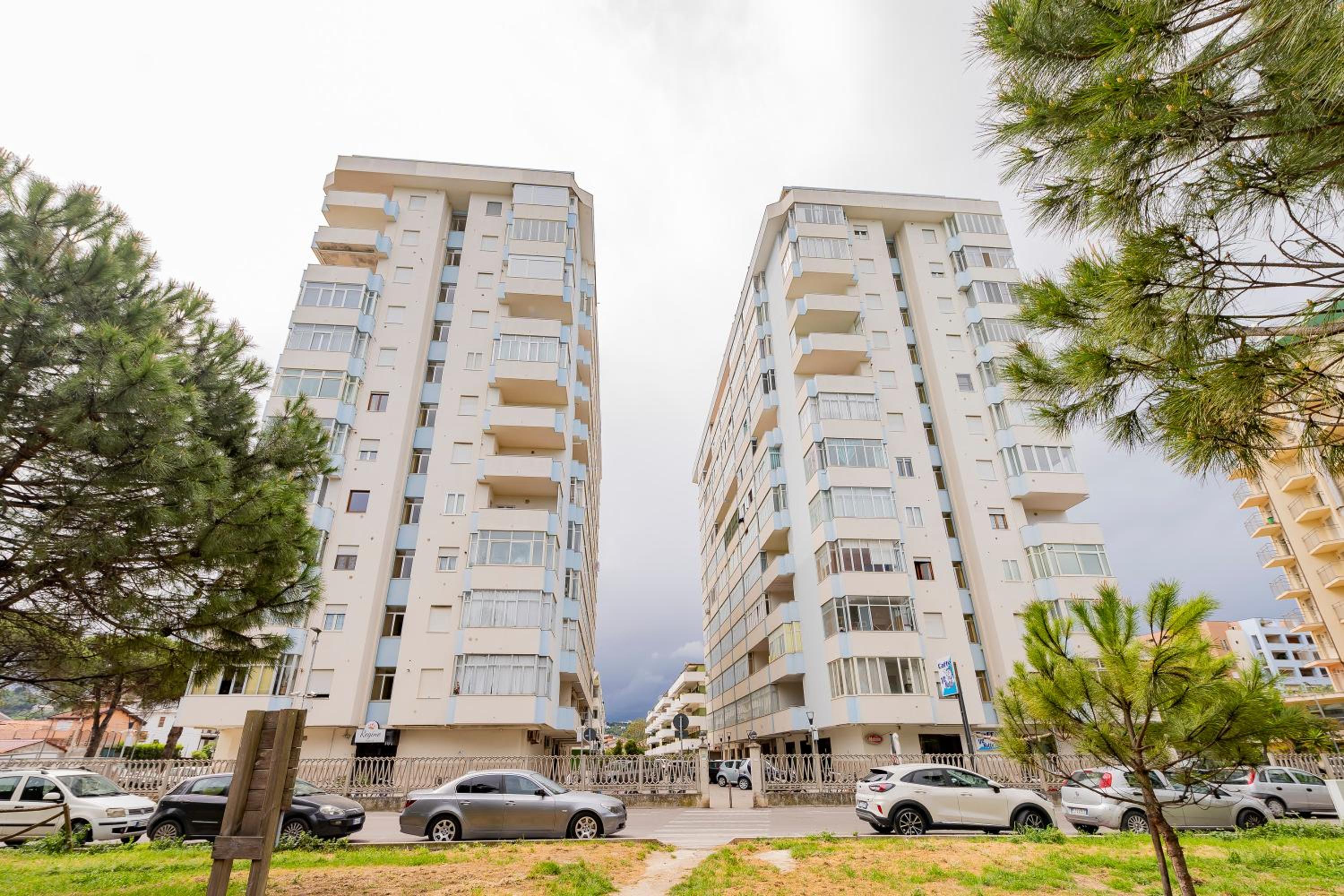 Comfy Sea View Apt with Covered Balcony and Parking