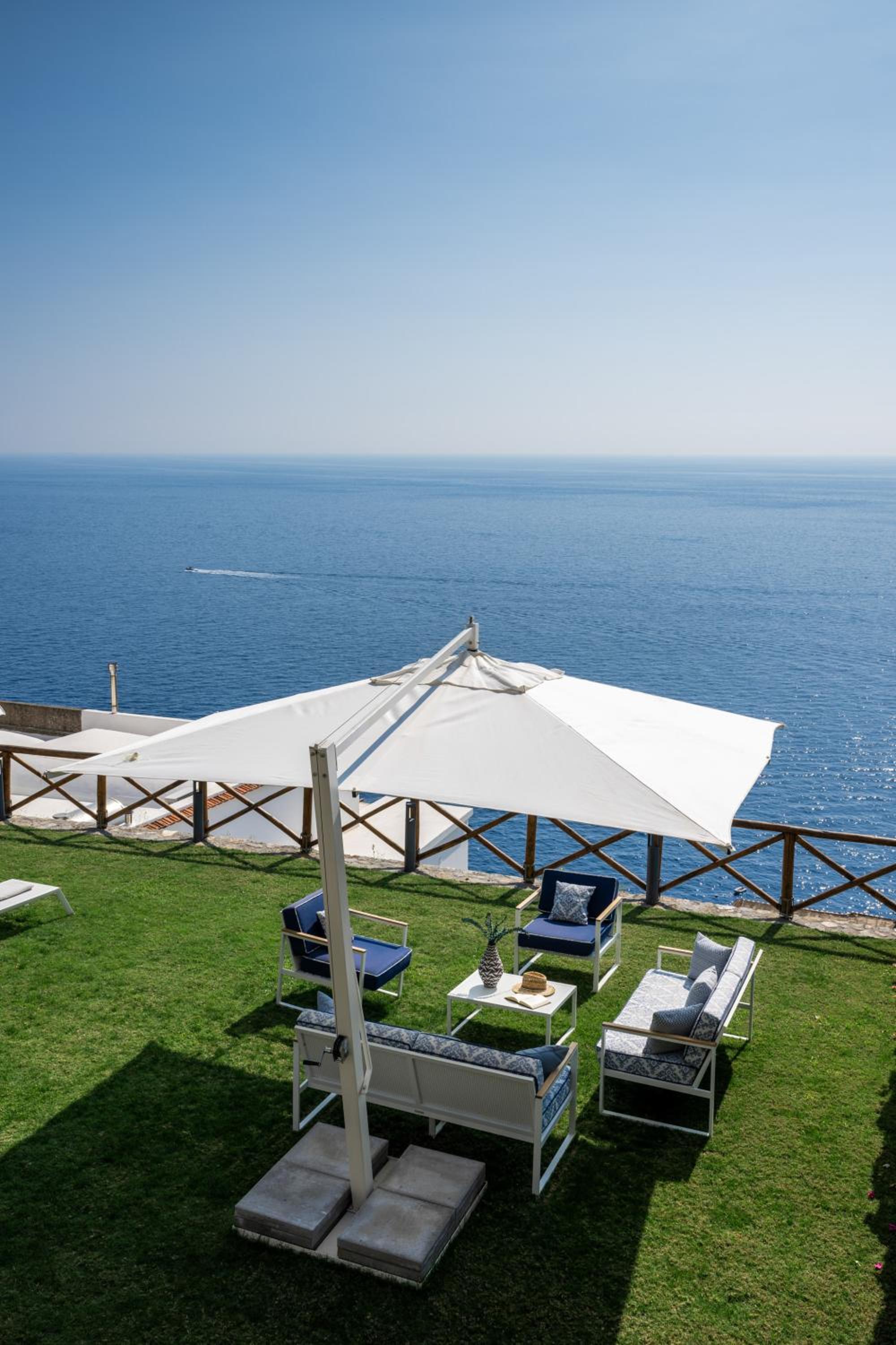 AMORE RENTALS - Villa Blu view 3