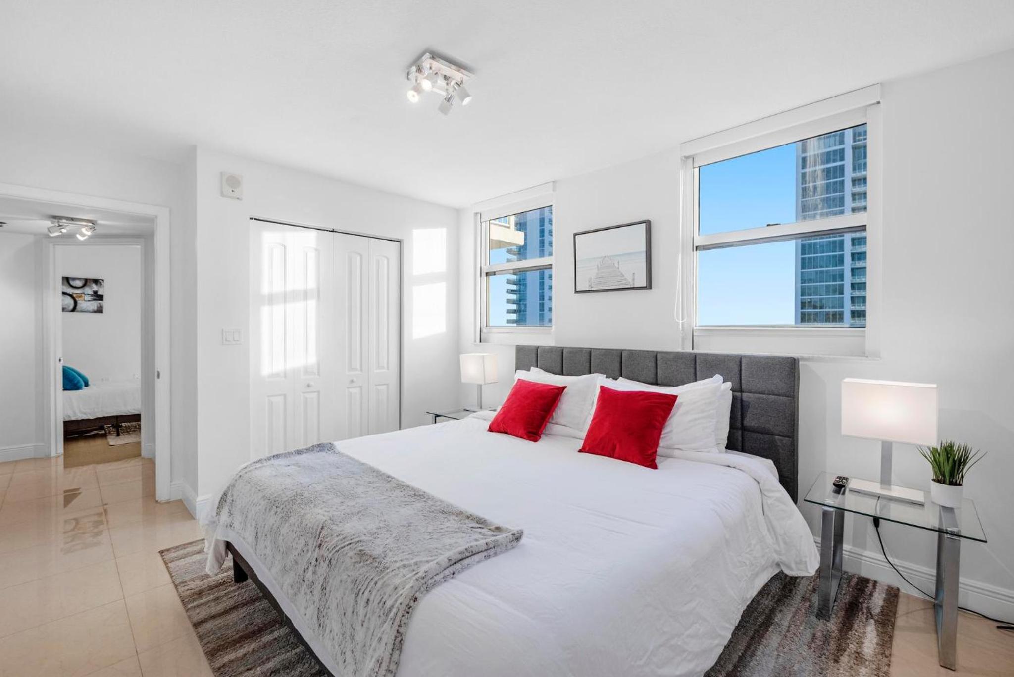 BnB Hyperion - Luxe 3B Condo w City & Ocean Views
