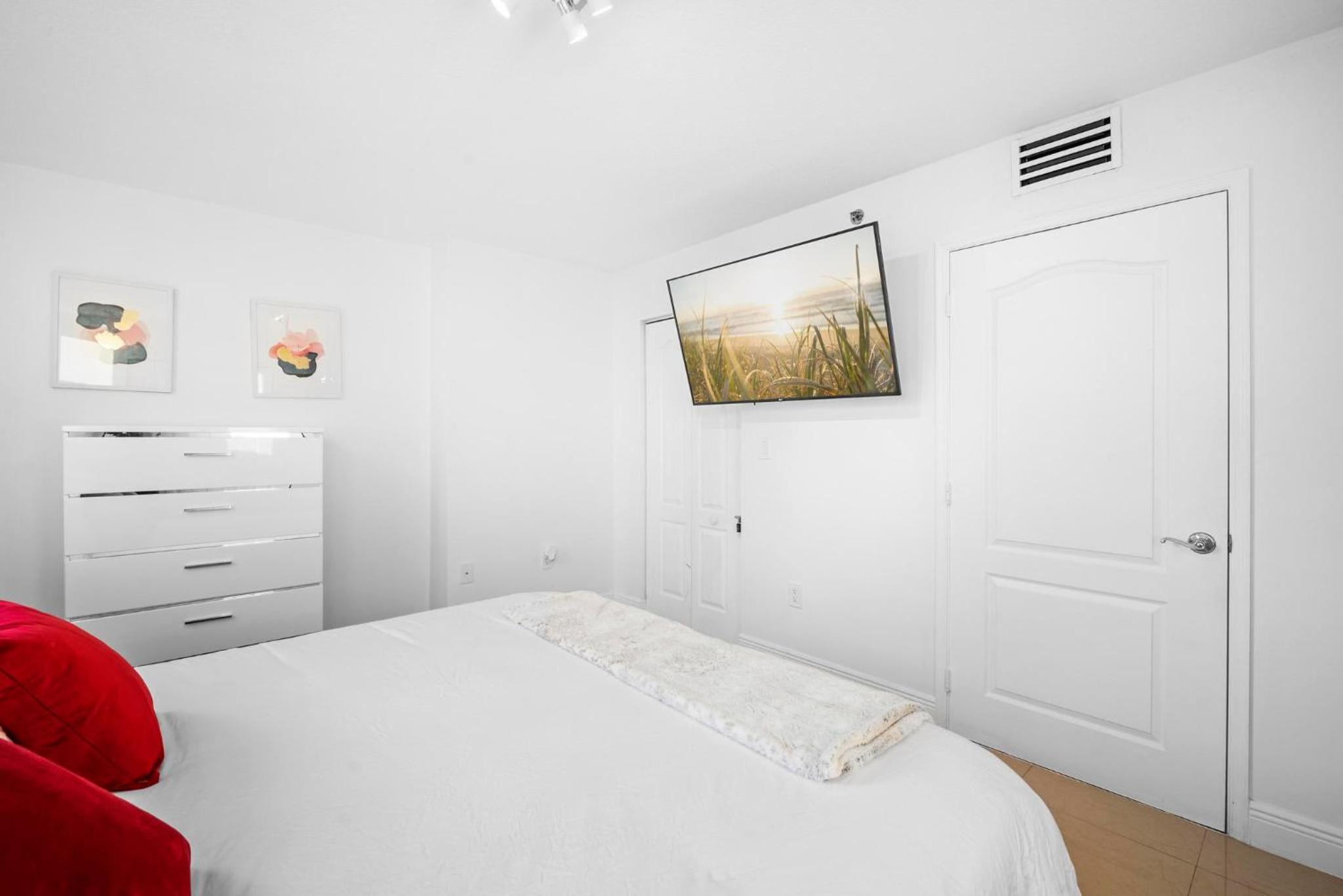 BnB Hyperion - Luxe 3B Condo w City & Ocean Views
