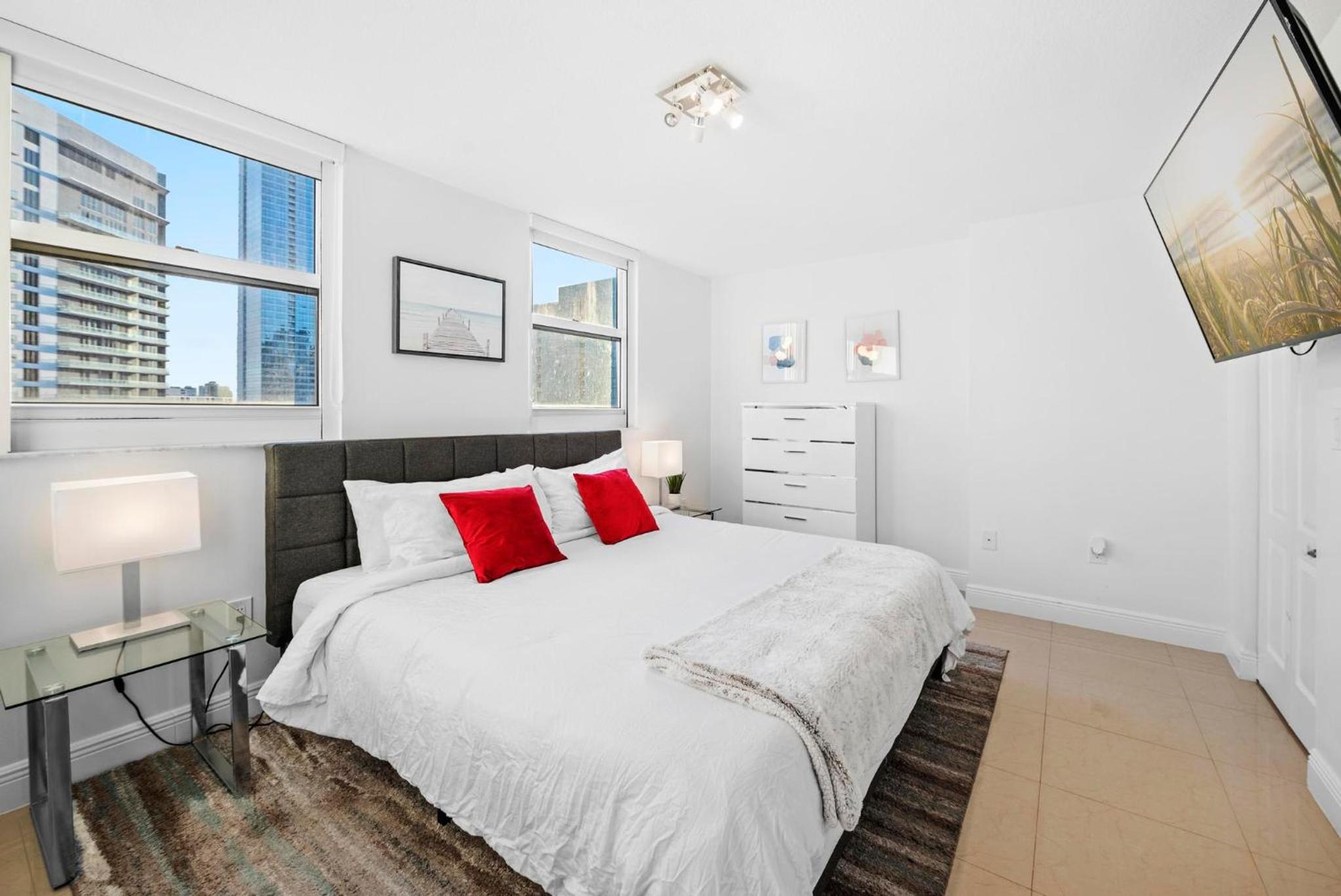 BnB Hyperion - Luxe 3B Condo w City & Ocean Views