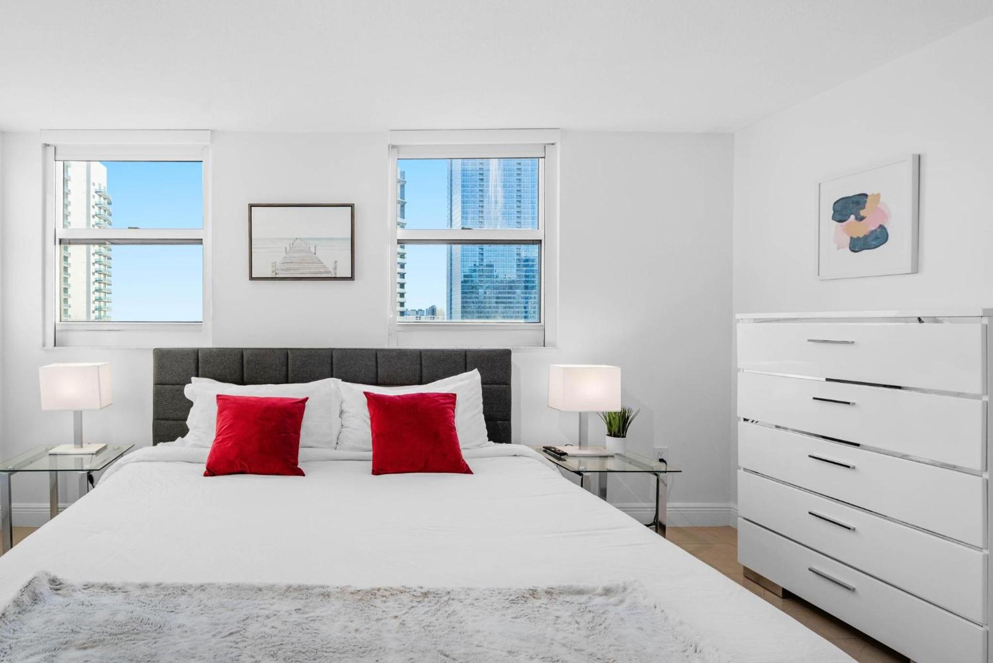BnB Hyperion - Luxe 3B Condo w City & Ocean Views