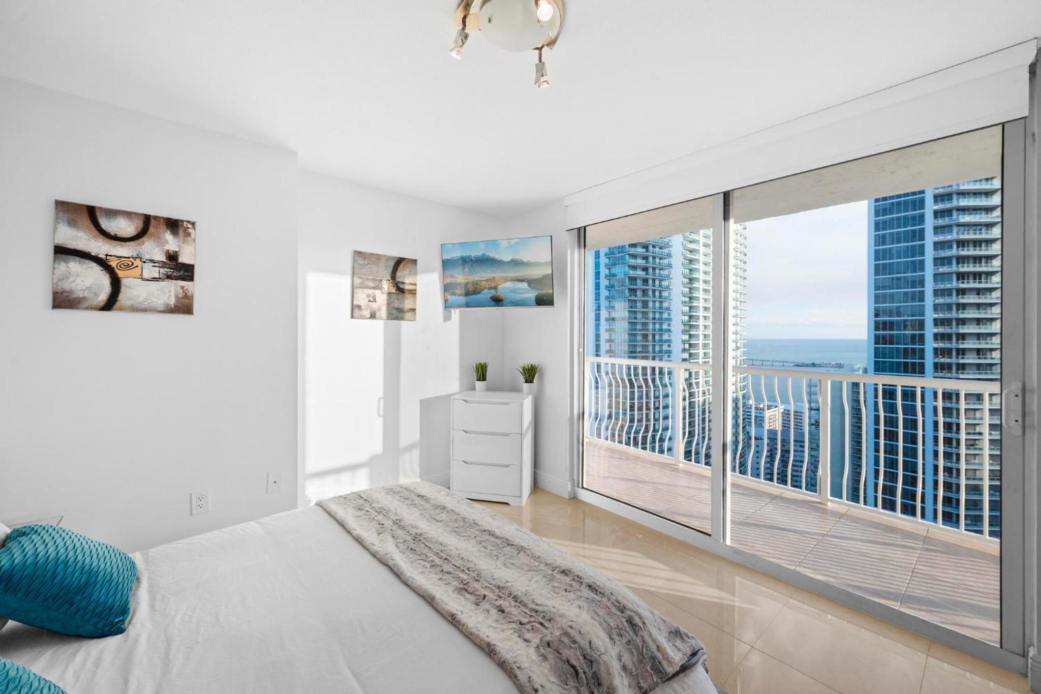 BnB Hyperion - Luxe 3B Condo w City & Ocean Views