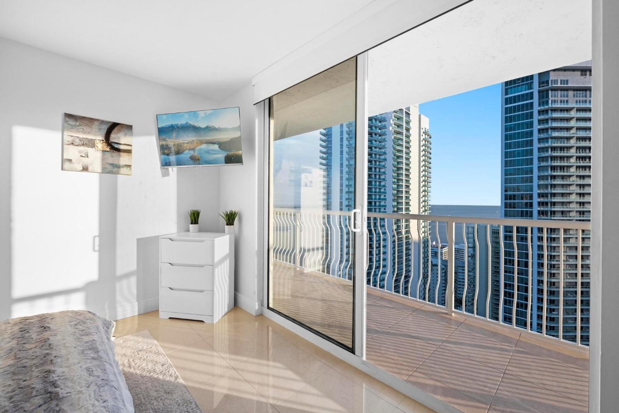 BnB Hyperion - Luxe 3B Condo w City & Ocean Views