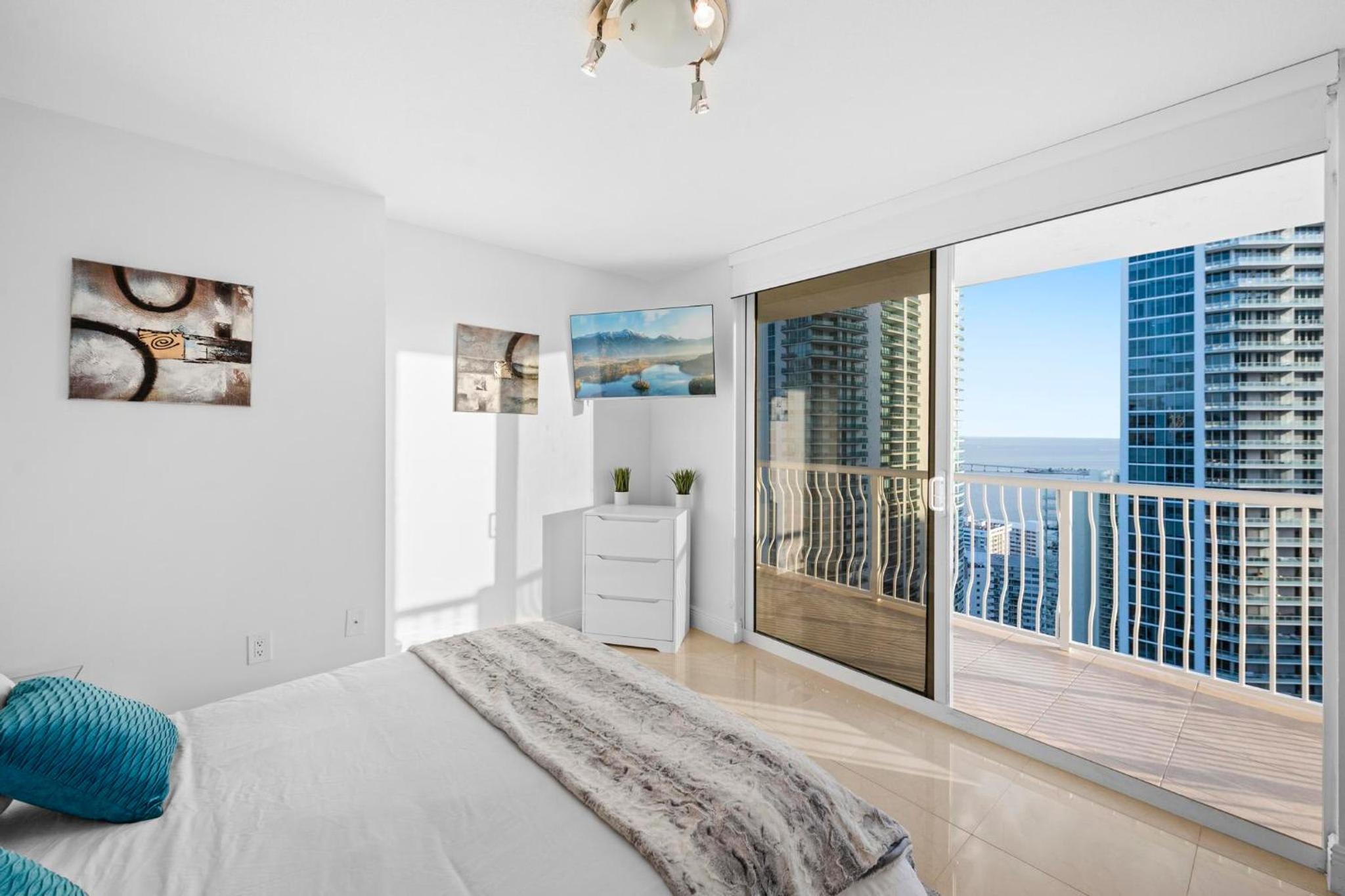 BnB Hyperion - Luxe 3B Condo w City & Ocean Views