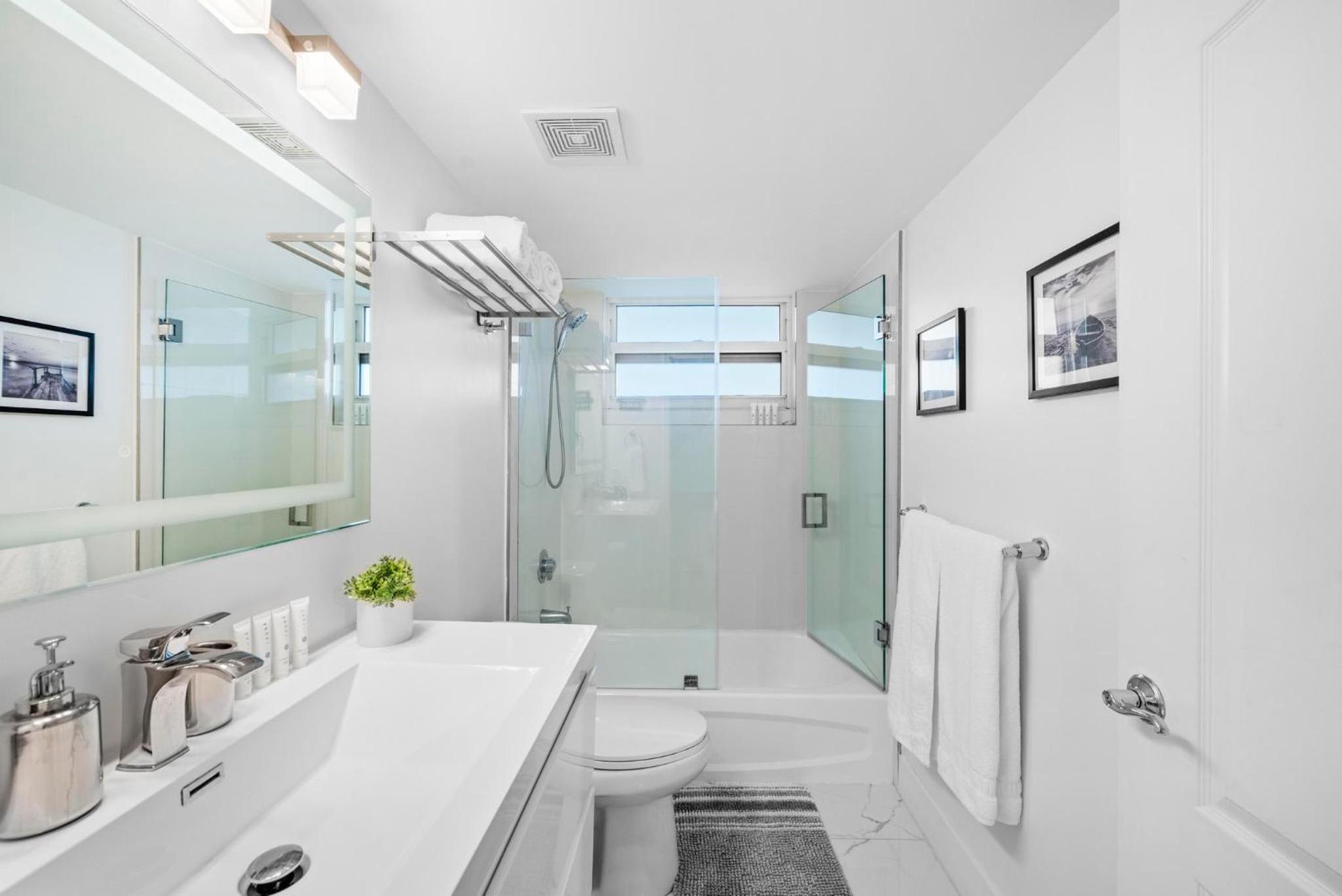 BnB Hyperion - Luxe 3B Condo w City & Ocean Views