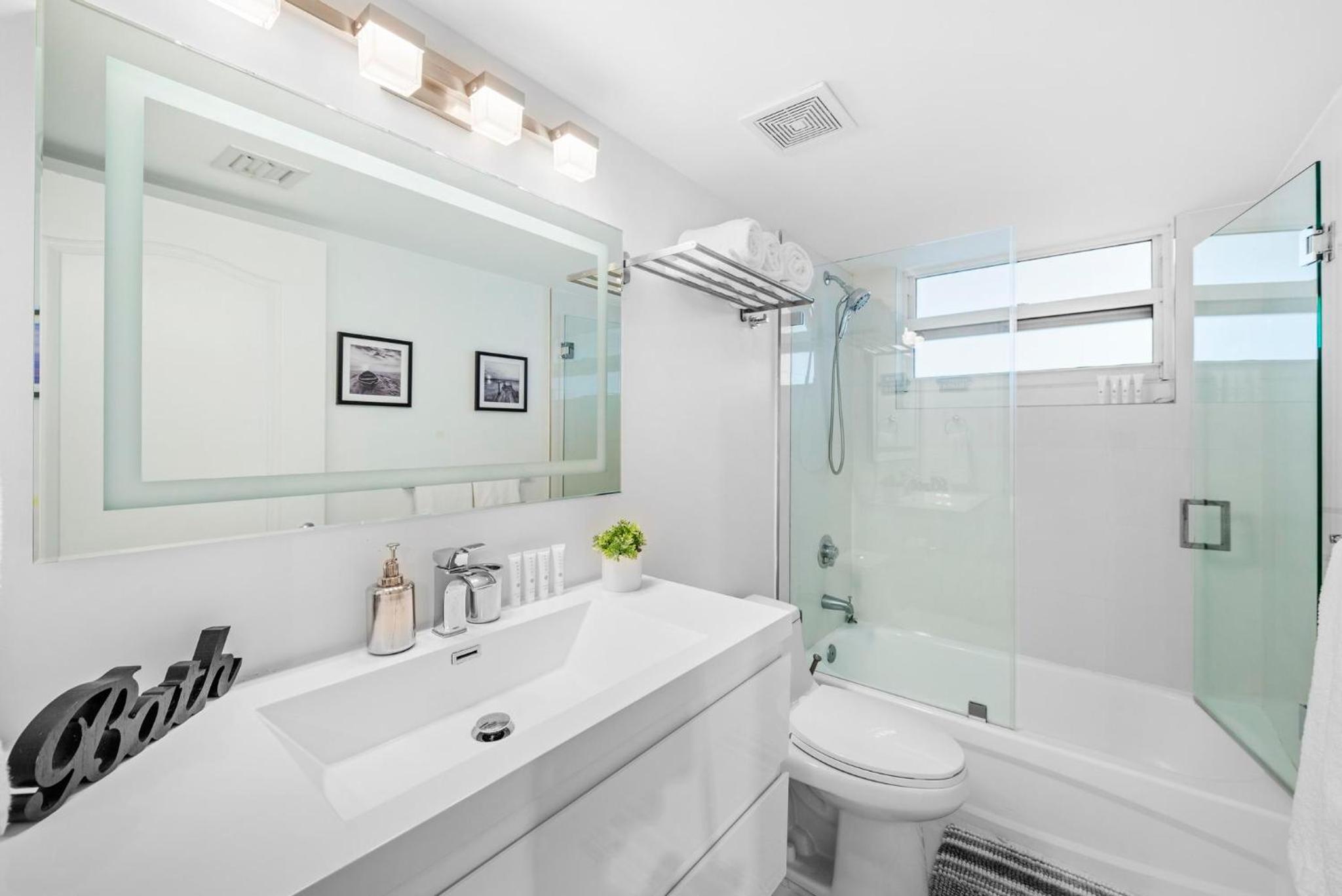 BnB Hyperion - Luxe 3B Condo w City & Ocean Views