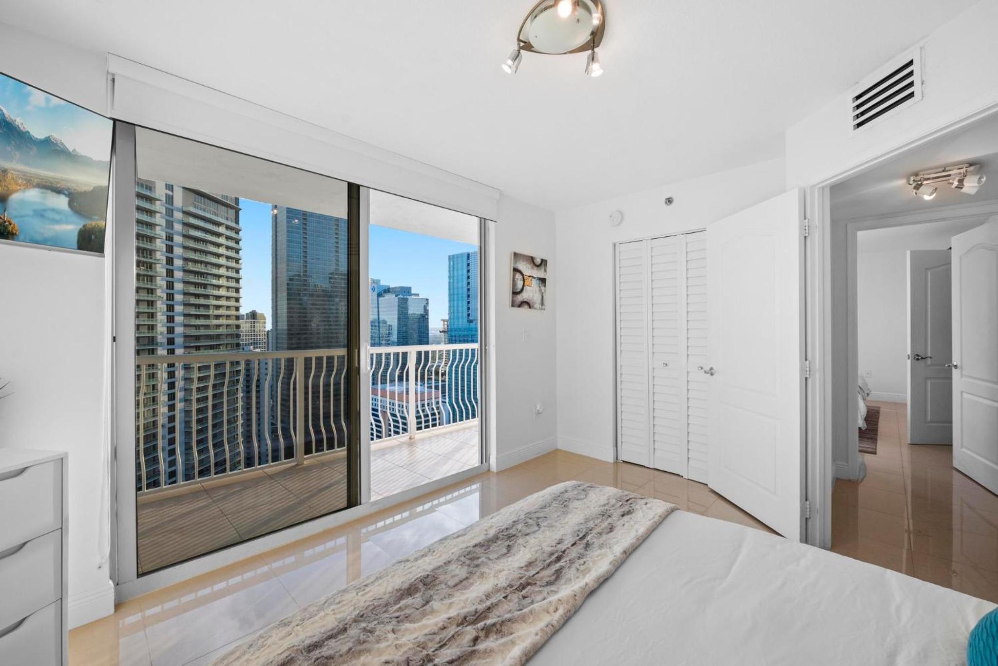 BnB Hyperion - Luxe 3B Condo w City & Ocean Views