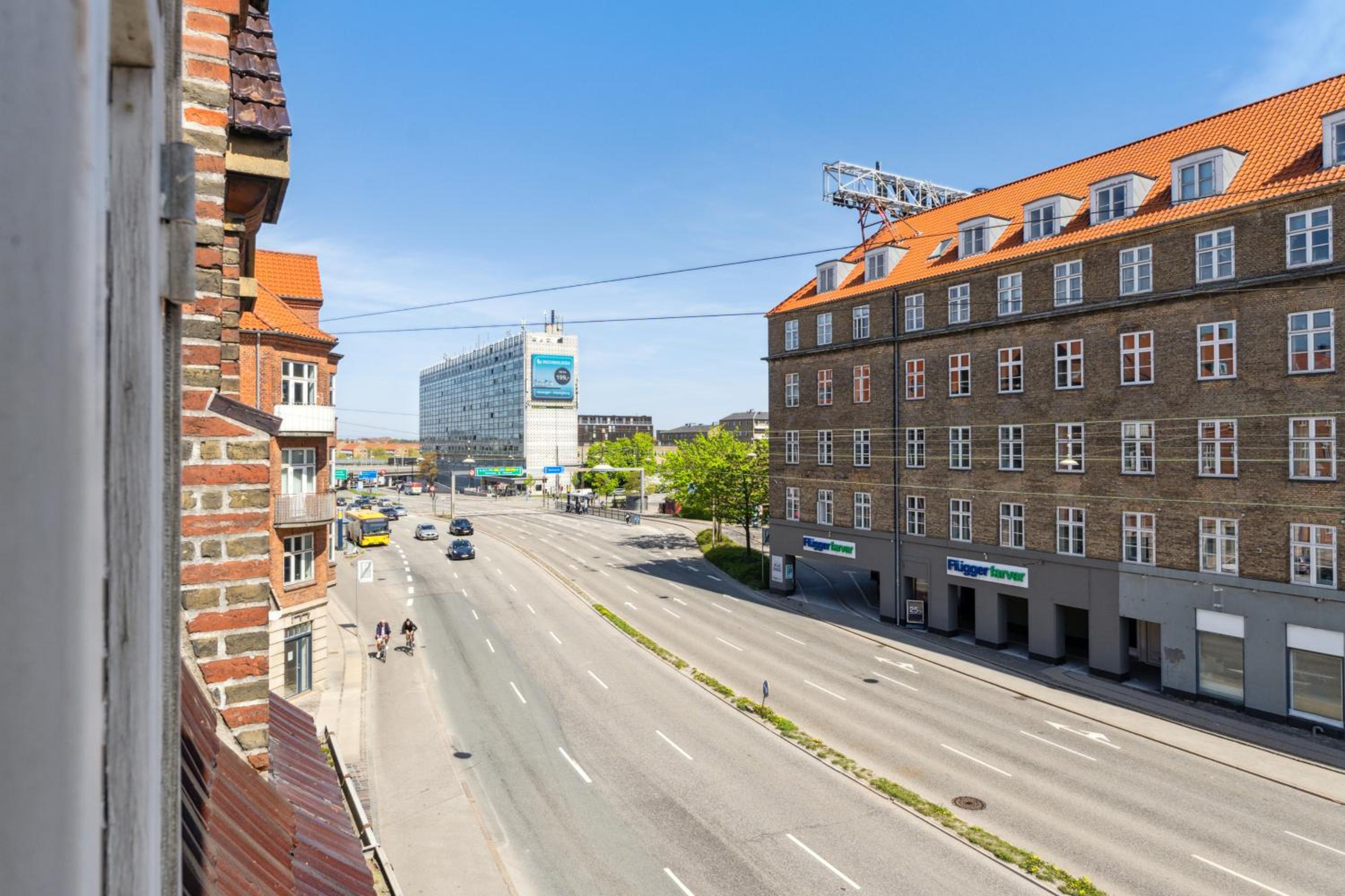 Come Stay - 2BR Sophisticated Urban Retreat view 3