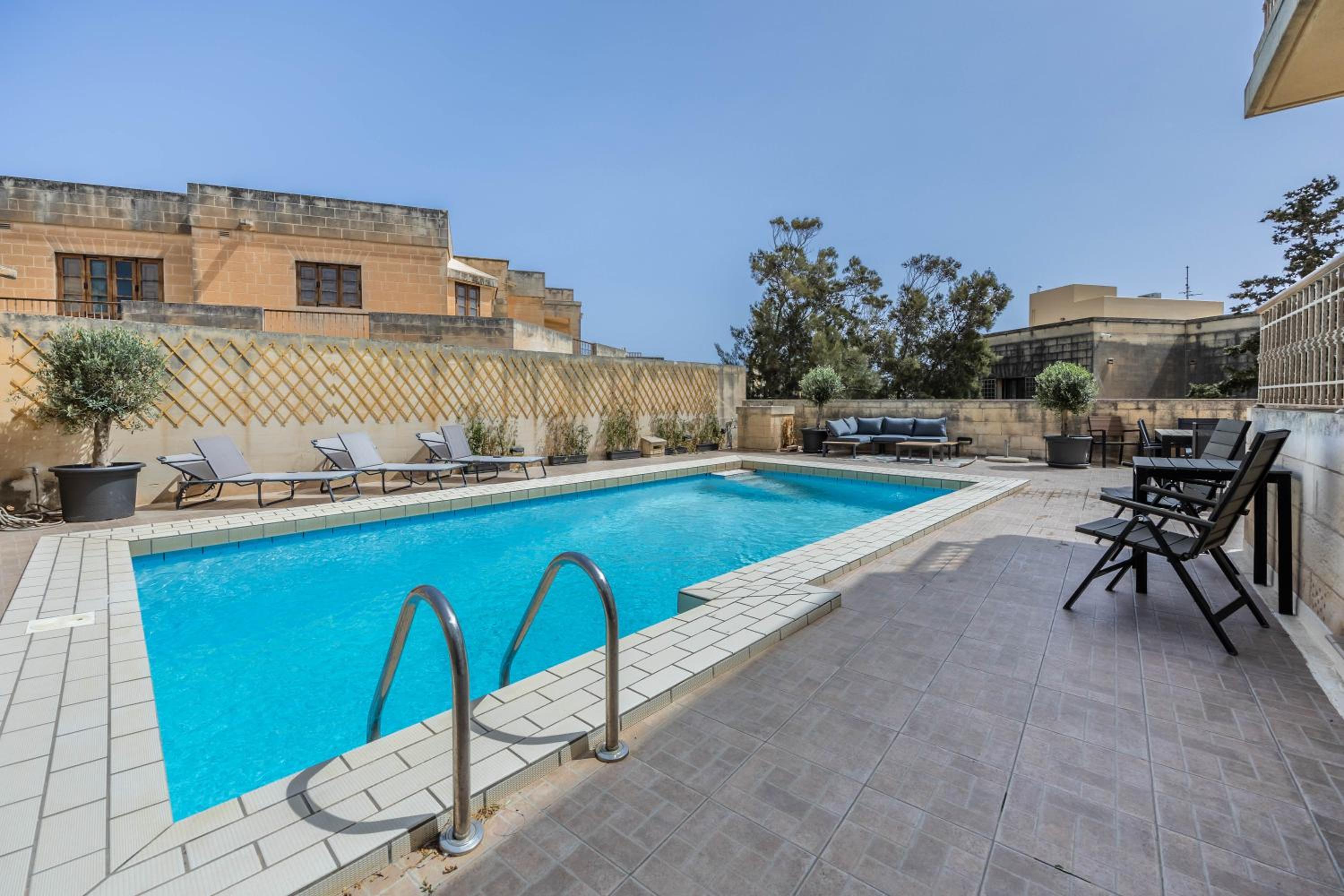 Tranquil Mansion - 3 Bed, Pool, BBQ & Gaming Room view 3