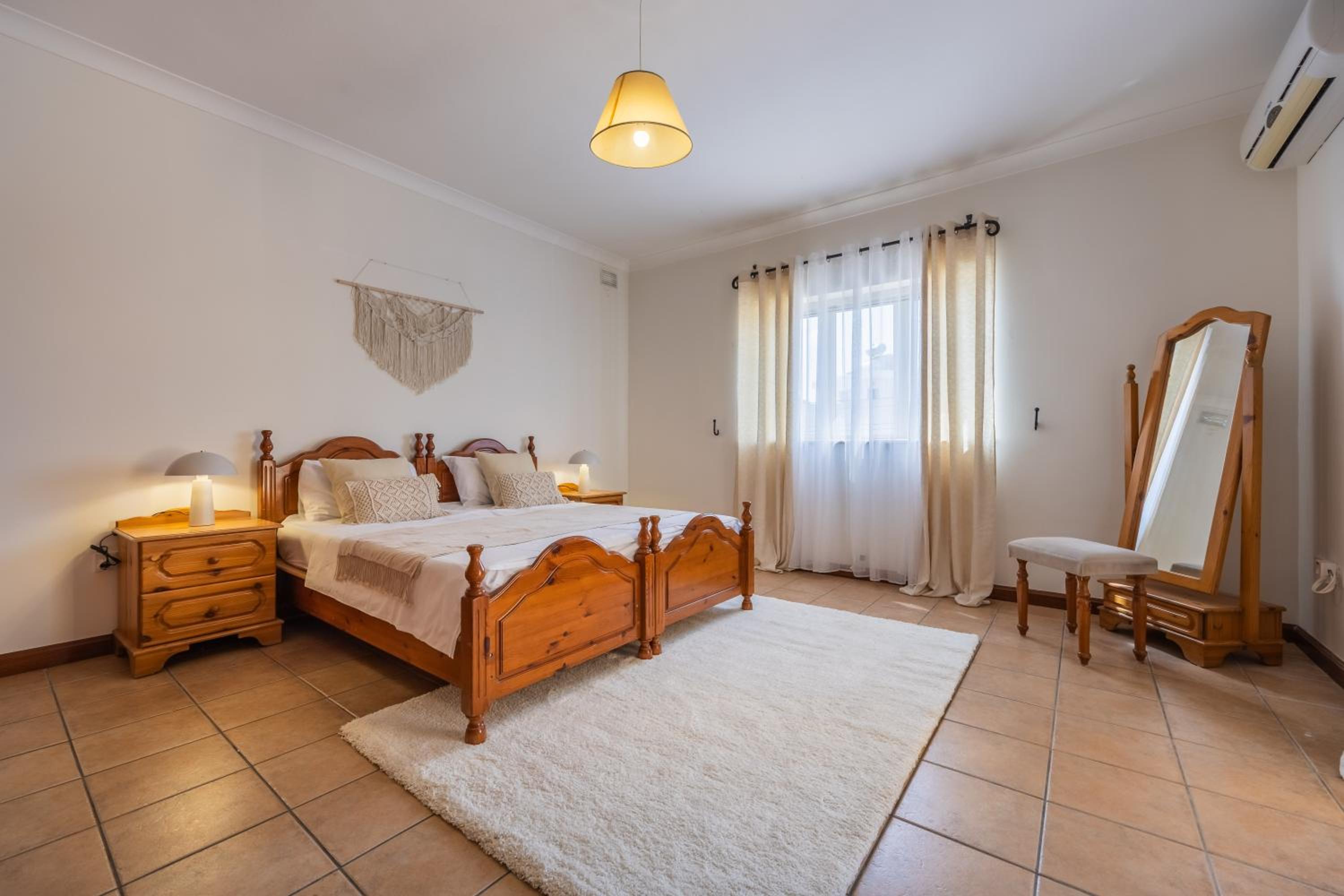 Tranquil Mansion - 3 Bed, Pool, BBQ & Gaming Room view 5
