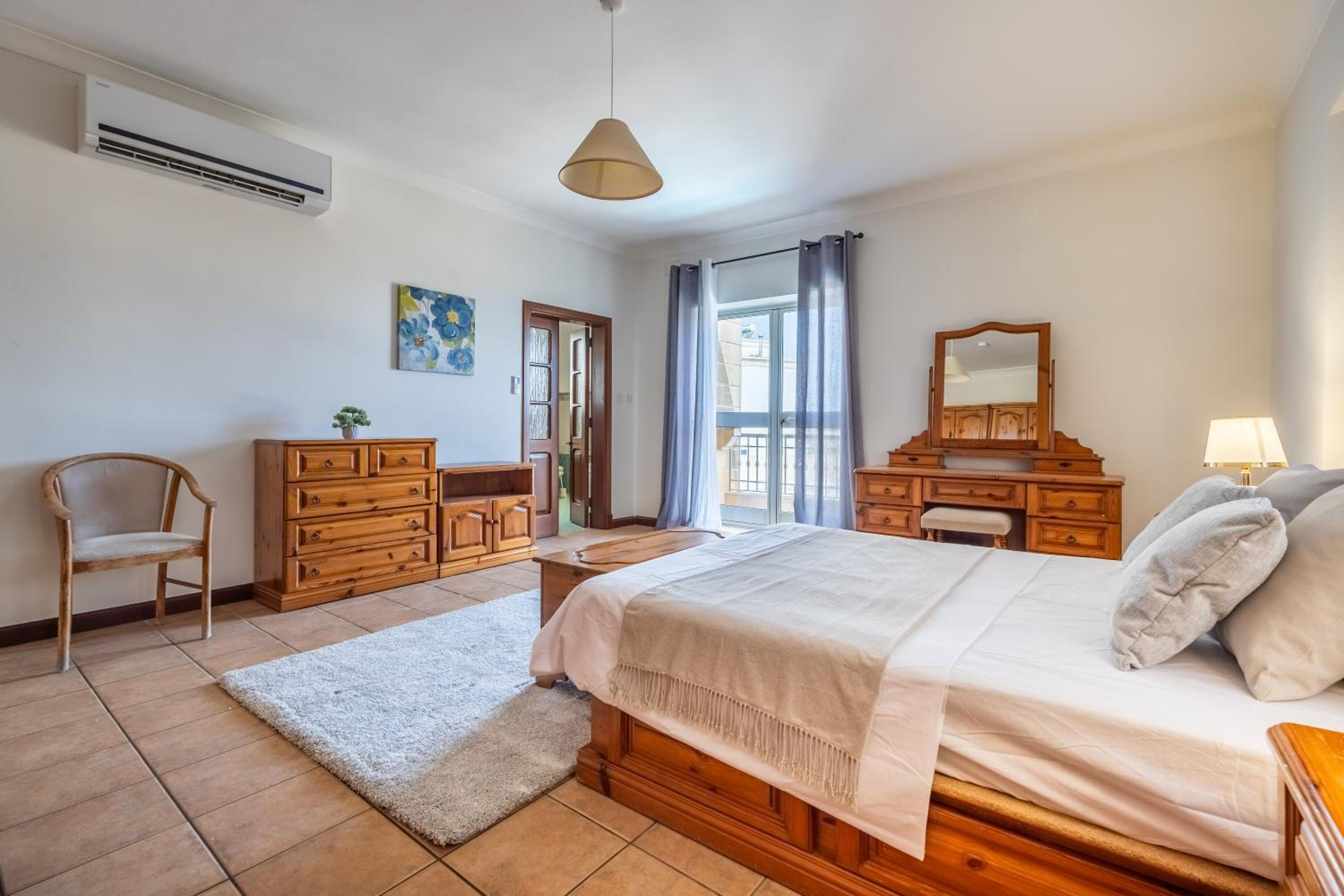 Tranquil Mansion - 3 Bed, Pool, BBQ & Gaming Room view 4