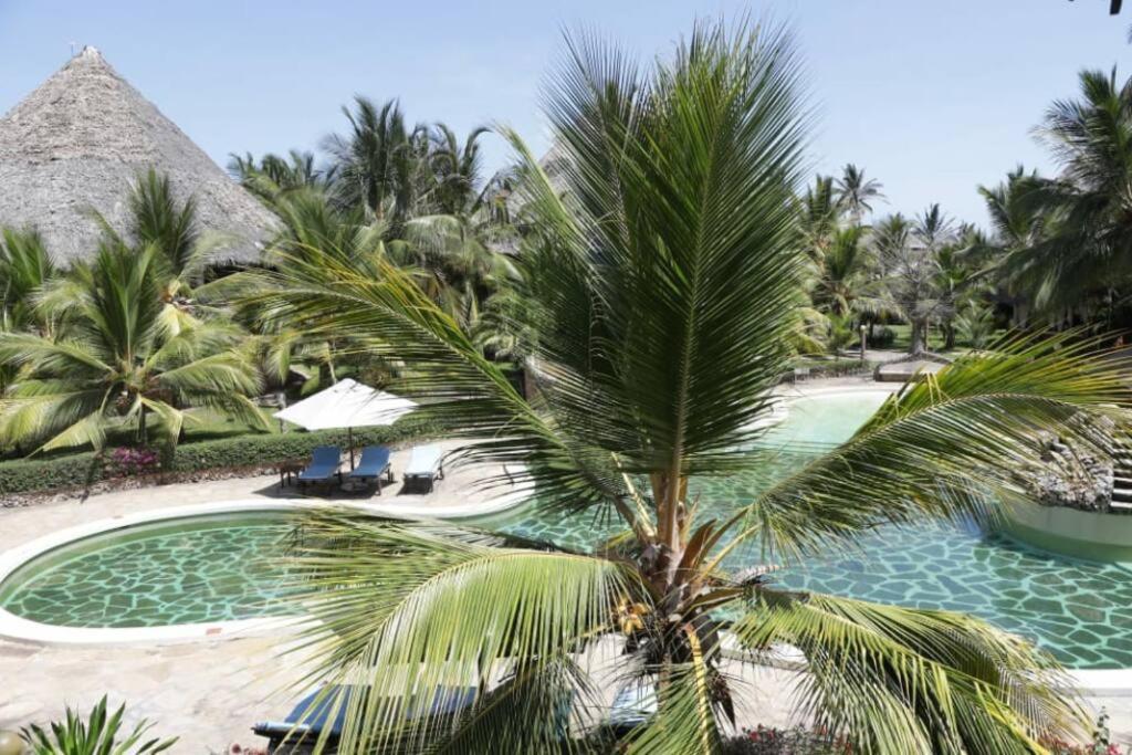 Tembo 2 Beach cottage, with Pool & Spa view 2