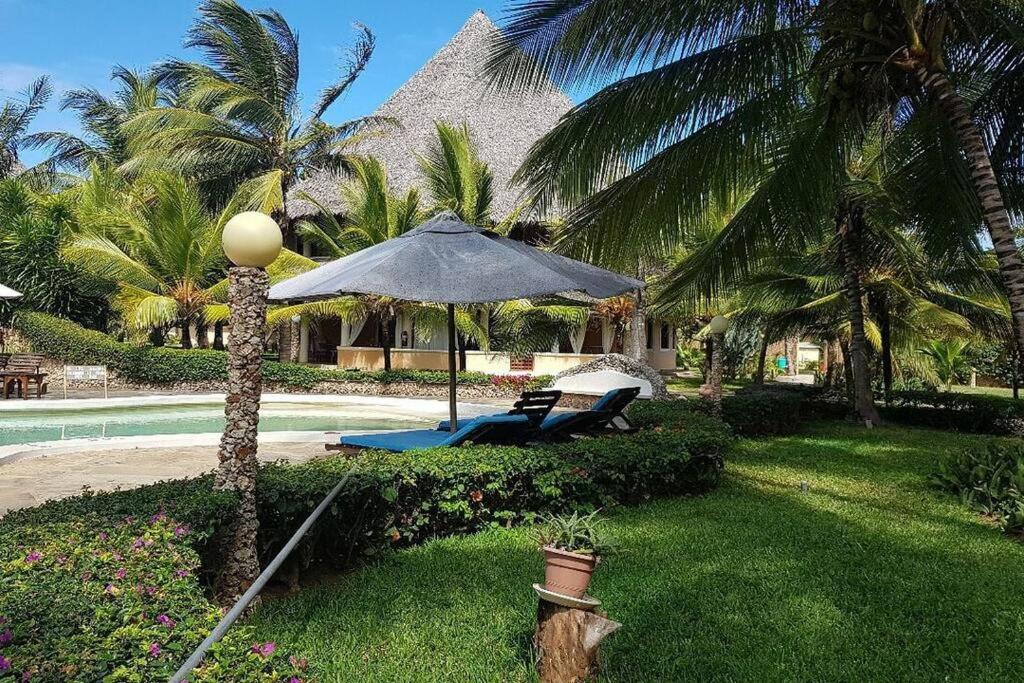 Tembo 2 Beach cottage, with Pool & Spa view 4