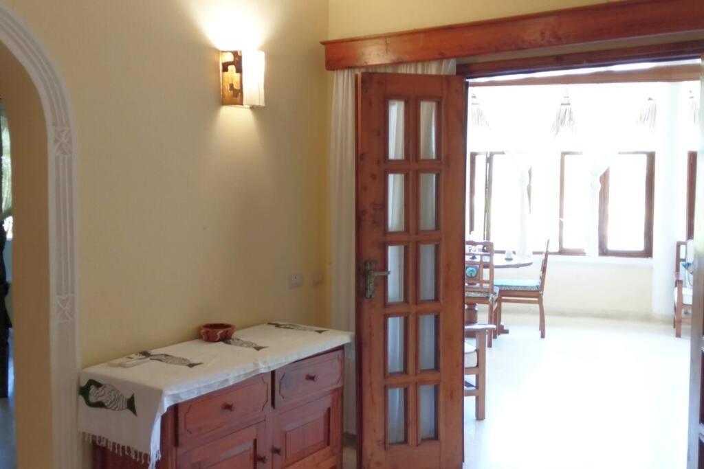 Tembo 2 Beach cottage, with Pool & Spa view 5