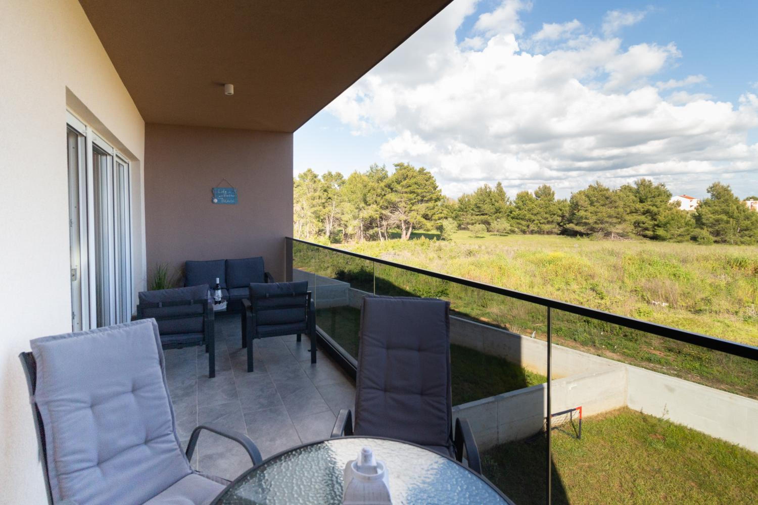 Modern and spacious apartment Helena near the beach