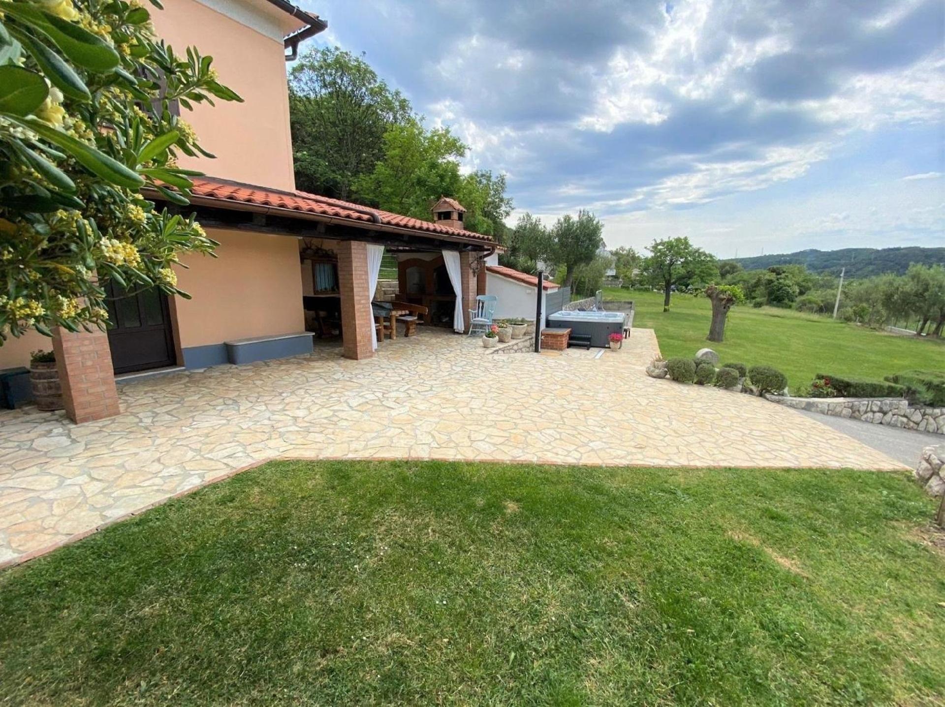 Tolles Ferienhaus In Supetarska Draga Mit Garten view 2