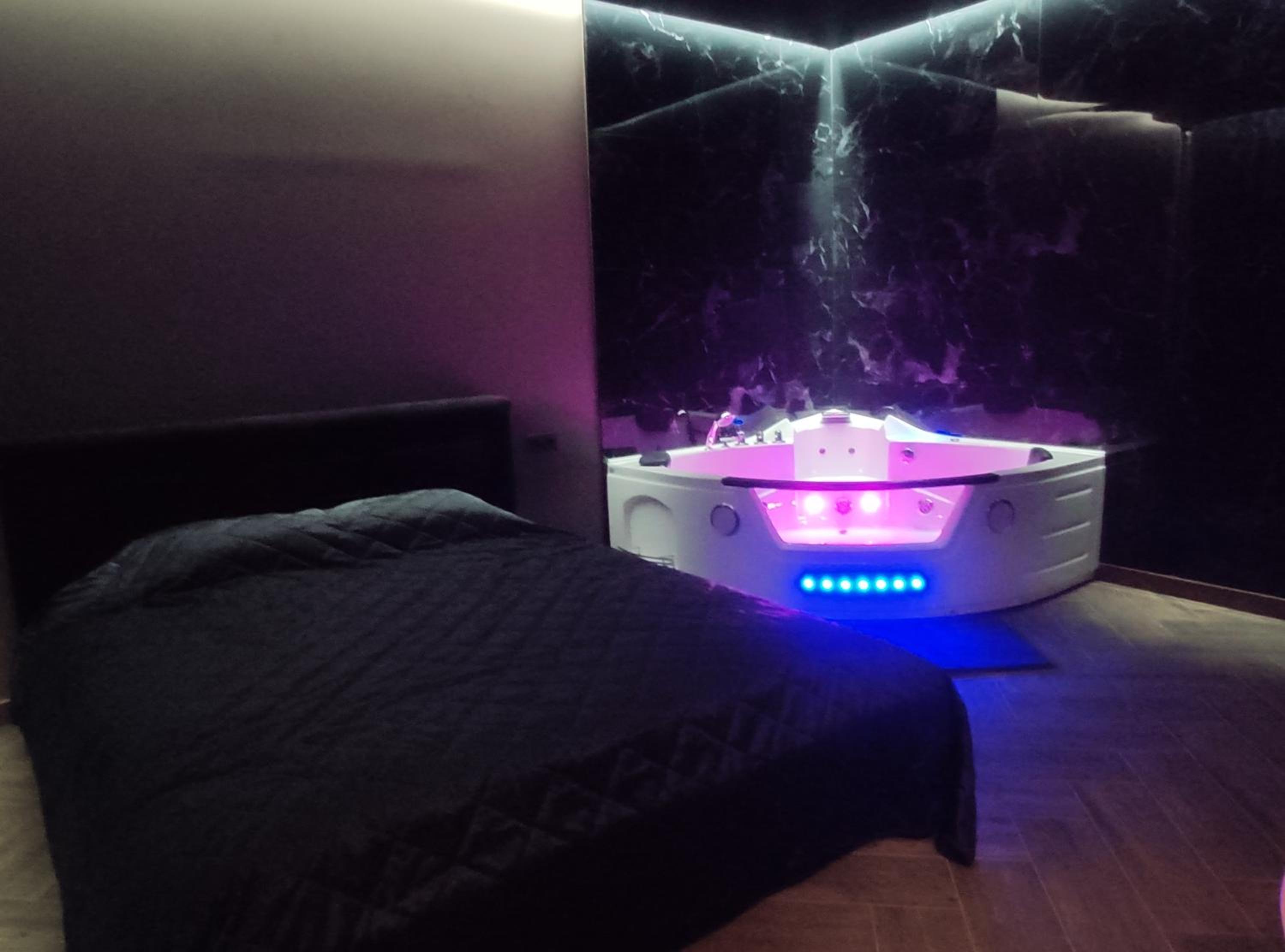 Premium Bubble Jacuzzi Apartment view 5