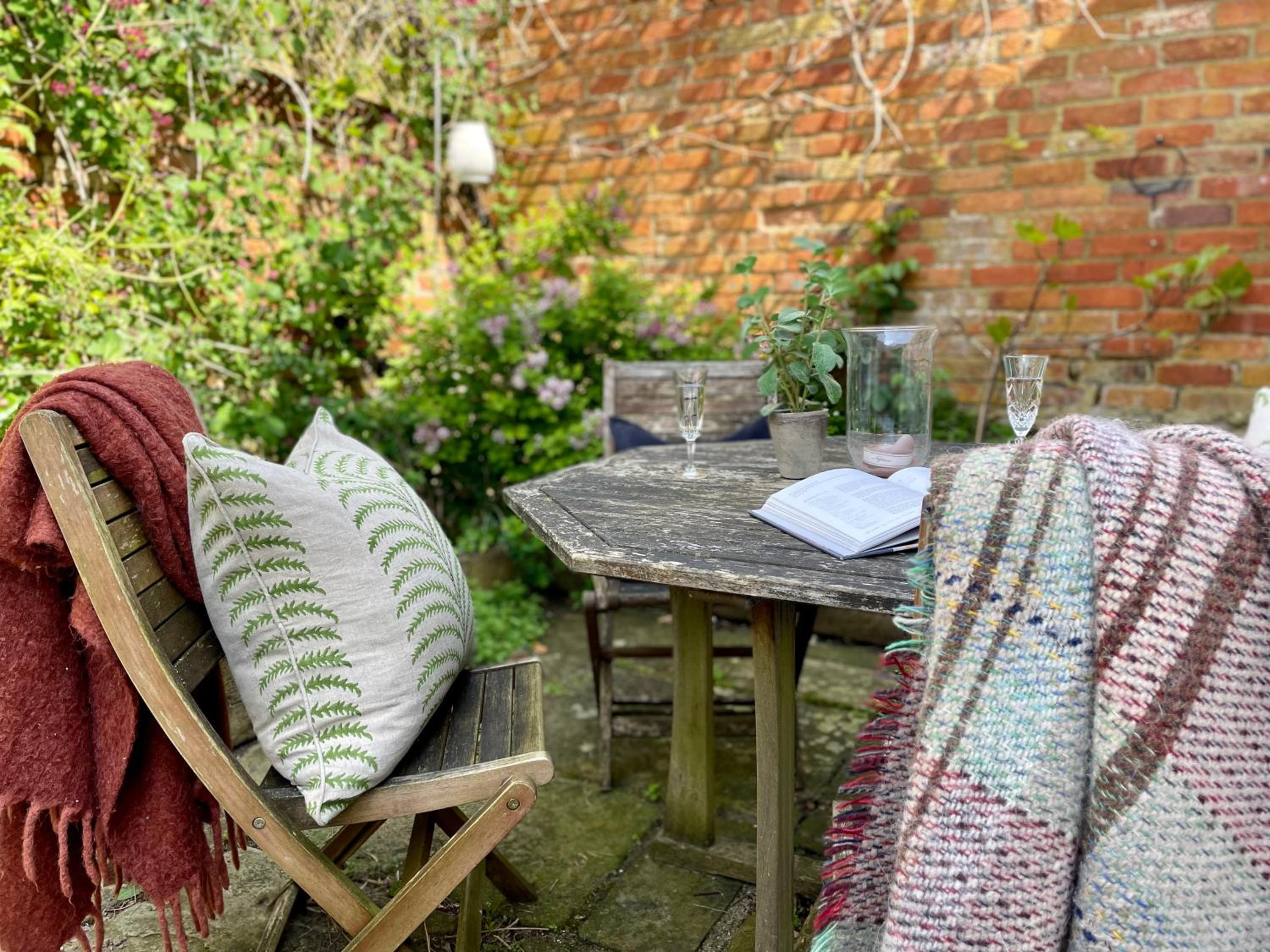 Romantic cosy cottage close to Oxford and The Cotswolds view 2