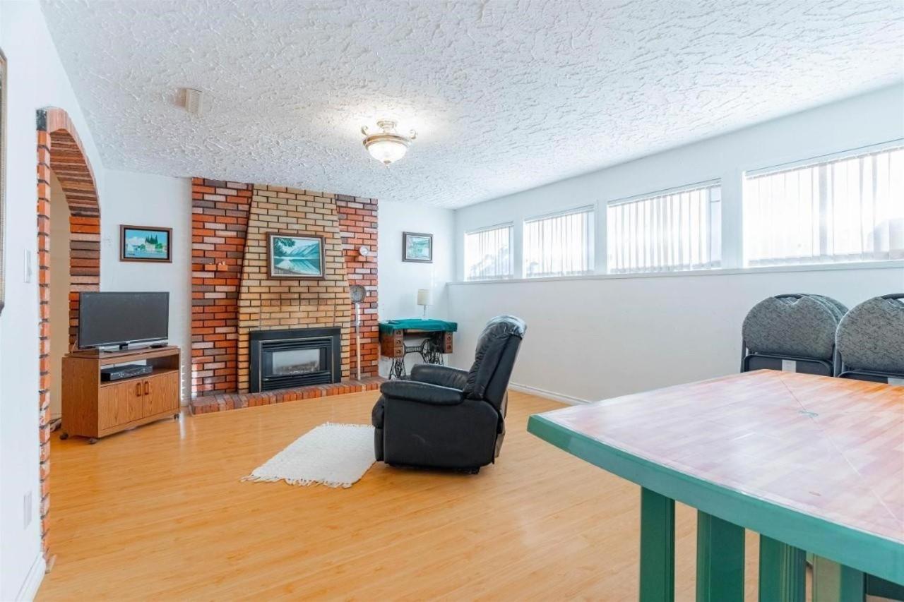 Great Location- Minutes walk to Guildford Town Centre! 2