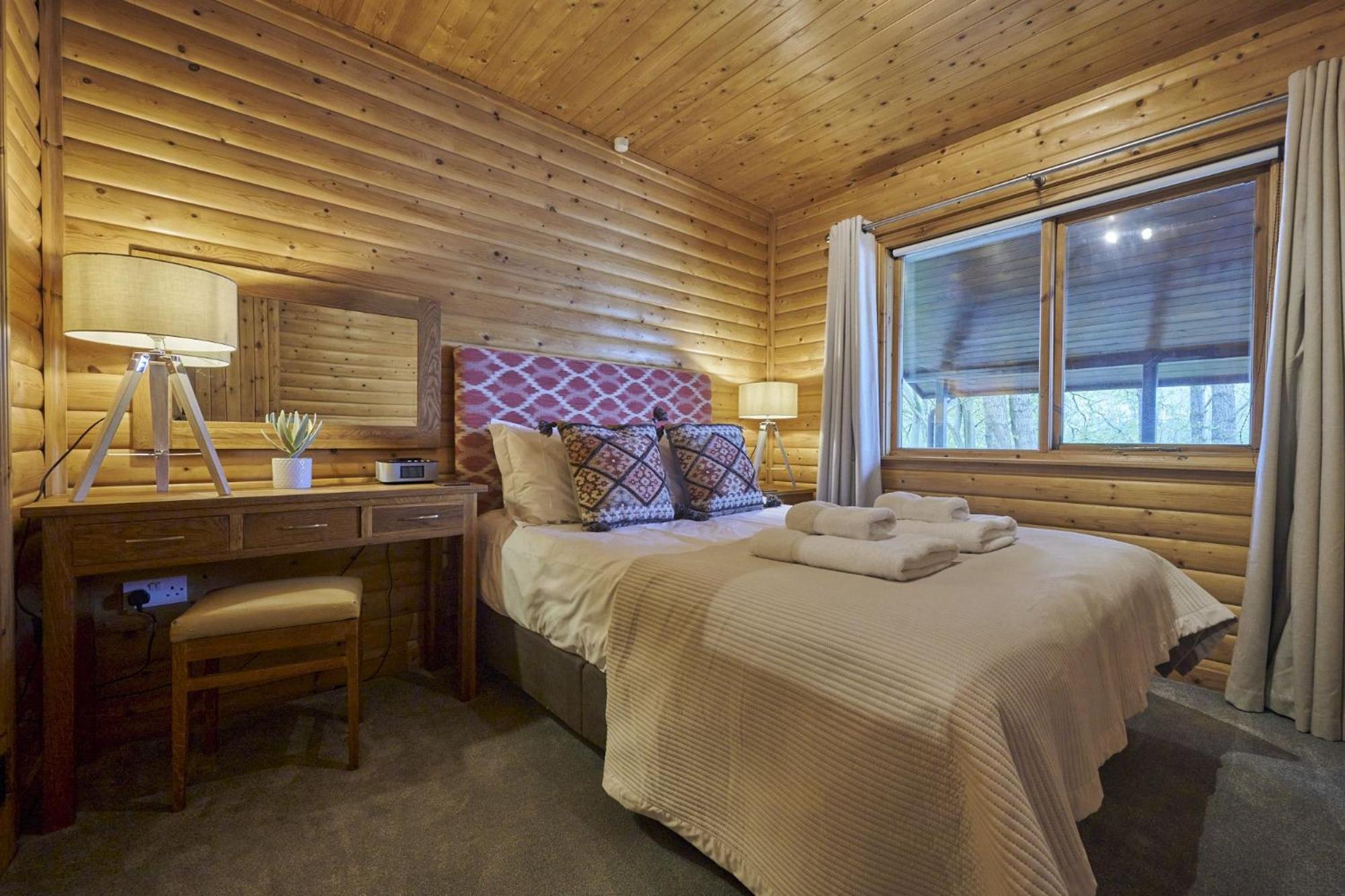 Heron Lodge with Hot-tub